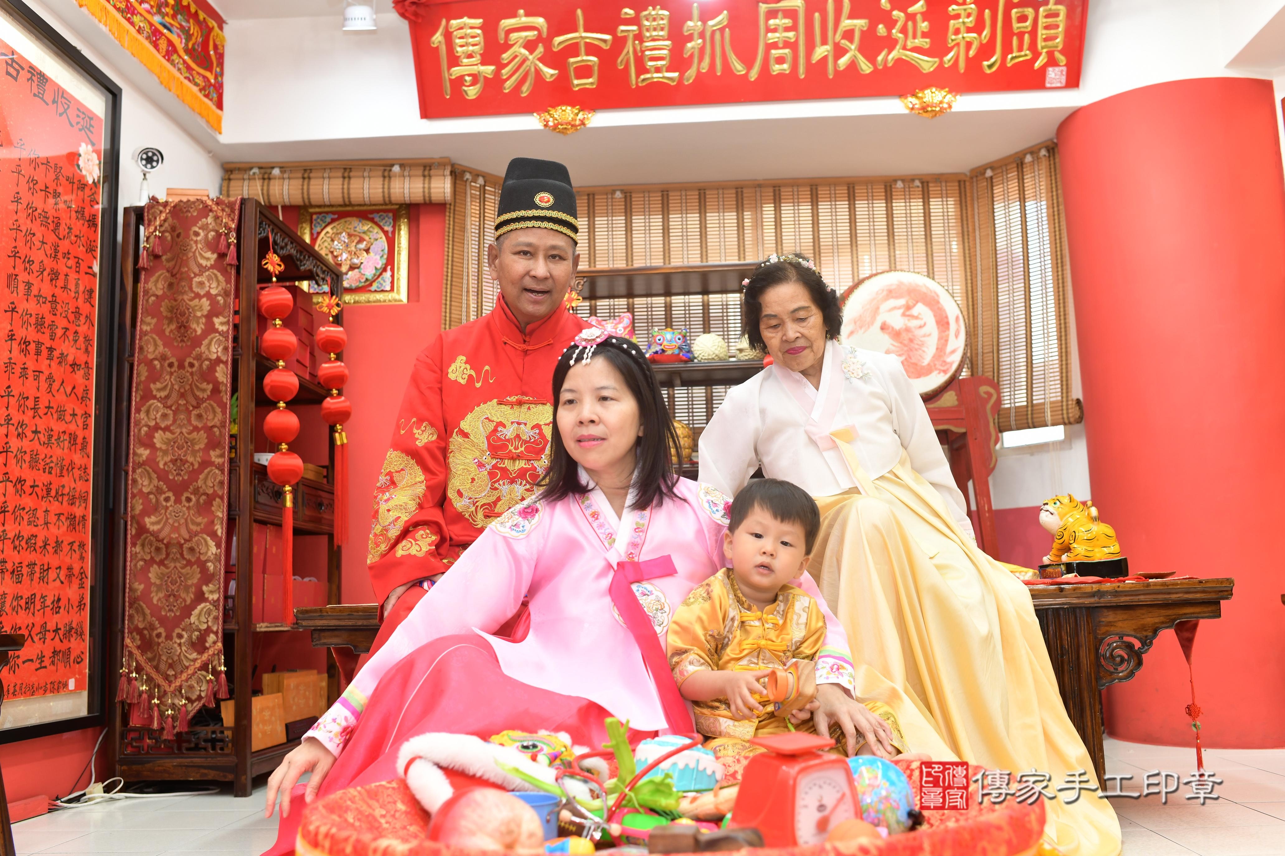 傳家手工印章高雄店、抓周、度脺、中國風會場、傳家嬰兒古禮、吉祥話、抓周道具物品24種、拍照。抓周證書。寶寶抓周、滿周歲、生日快樂、祝福 傳家手工印章高雄店、抓周、度脺、中國風會場、傳家嬰兒古禮、吉祥話、抓周道具物品24種、拍照。抓周證書。寶寶抓周、滿周歲、生日快樂、祝福