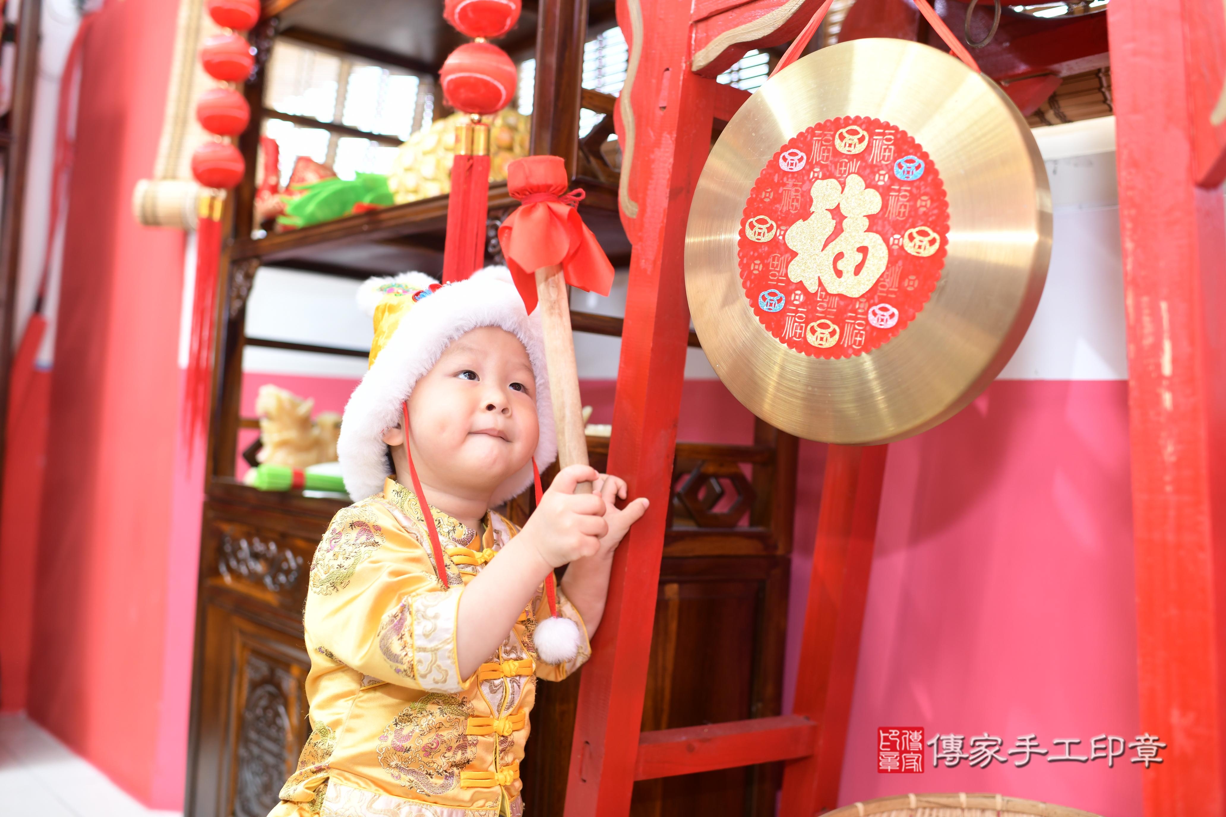 傳家手工印章高雄店、抓周、度脺、中國風會場、傳家嬰兒古禮、吉祥話、抓周道具物品24種、拍照。抓周證書。寶寶抓周、滿周歲、生日快樂、祝福 傳家手工印章高雄店、抓周、度脺、中國風會場、傳家嬰兒古禮、吉祥話、抓周道具物品24種、拍照。抓周證書。寶寶抓周、滿周歲、生日快樂、祝福