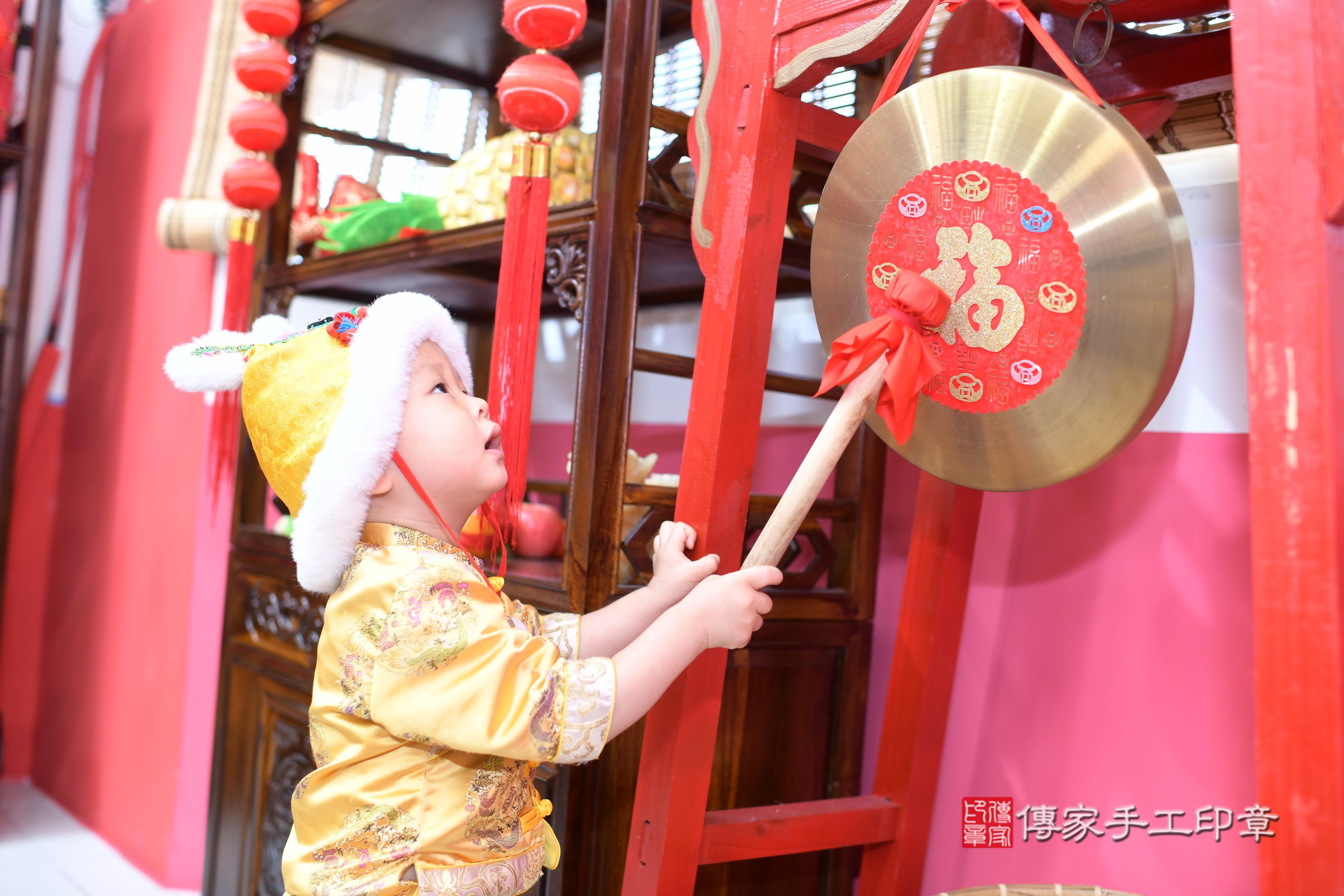 傳家手工印章高雄店、抓周、度脺、中國風會場、傳家嬰兒古禮、吉祥話、抓周道具物品24種、拍照。抓周證書。寶寶抓周、滿周歲、生日快樂、祝福 傳家手工印章高雄店、抓周、度脺、中國風會場、傳家嬰兒古禮、吉祥話、抓周道具物品24種、拍照。抓周證書。寶寶抓周、滿周歲、生日快樂、祝福