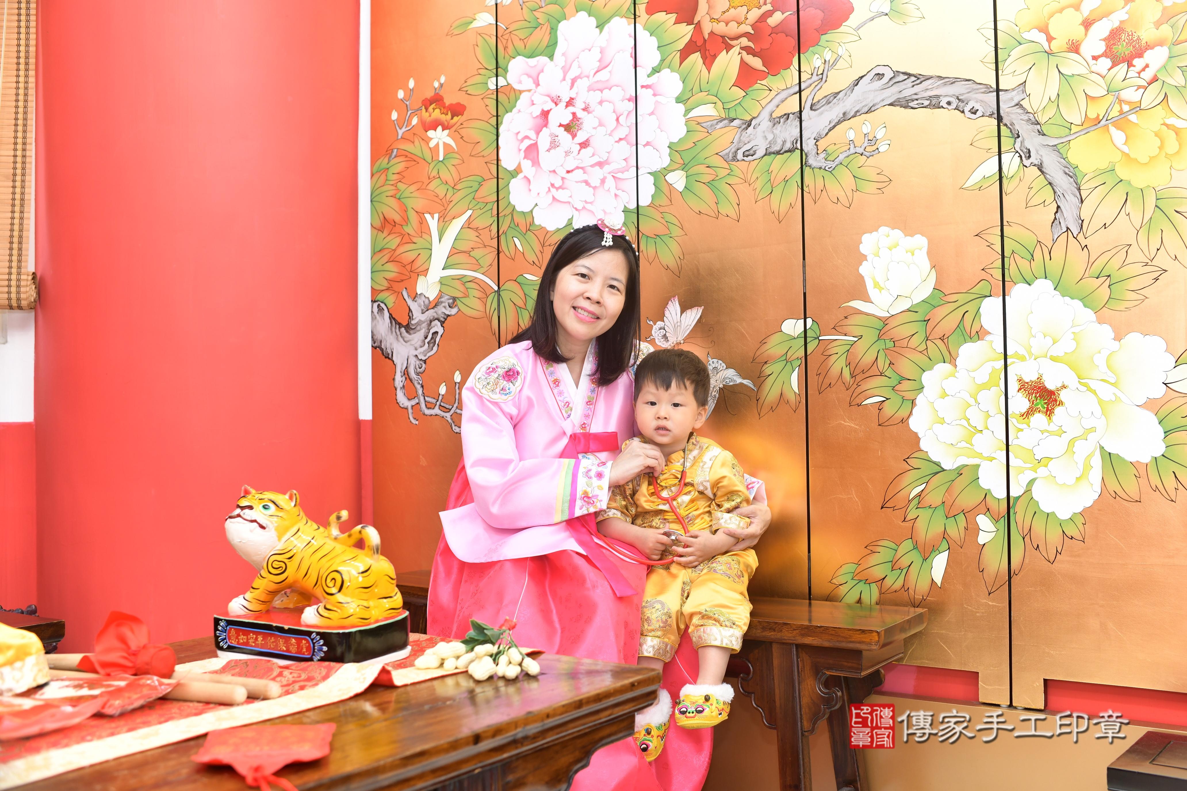 抓周儀式【福虎歌】朗誦祝福:虎爺保佑寶寶吉祥,趨吉避凶。 在中國和台灣,虎爺是兒童的守護神,週歲有虎爺保佑,可以象徵吉祥平安。 高雄店抓周。爸爸媽媽和虎爺一起拍個合照,保佑孩子平安健康長大喔^^ 抓周儀式【福虎歌】朗誦祝福:虎爺保佑寶寶吉祥,趨吉避凶。 在中國和台灣,虎爺是兒童的守護神,週歲有虎爺保佑,可以象徵吉祥平安。 高雄店抓周。爸爸媽媽和虎爺一起拍個合照,保佑孩子平安健康長大喔^^