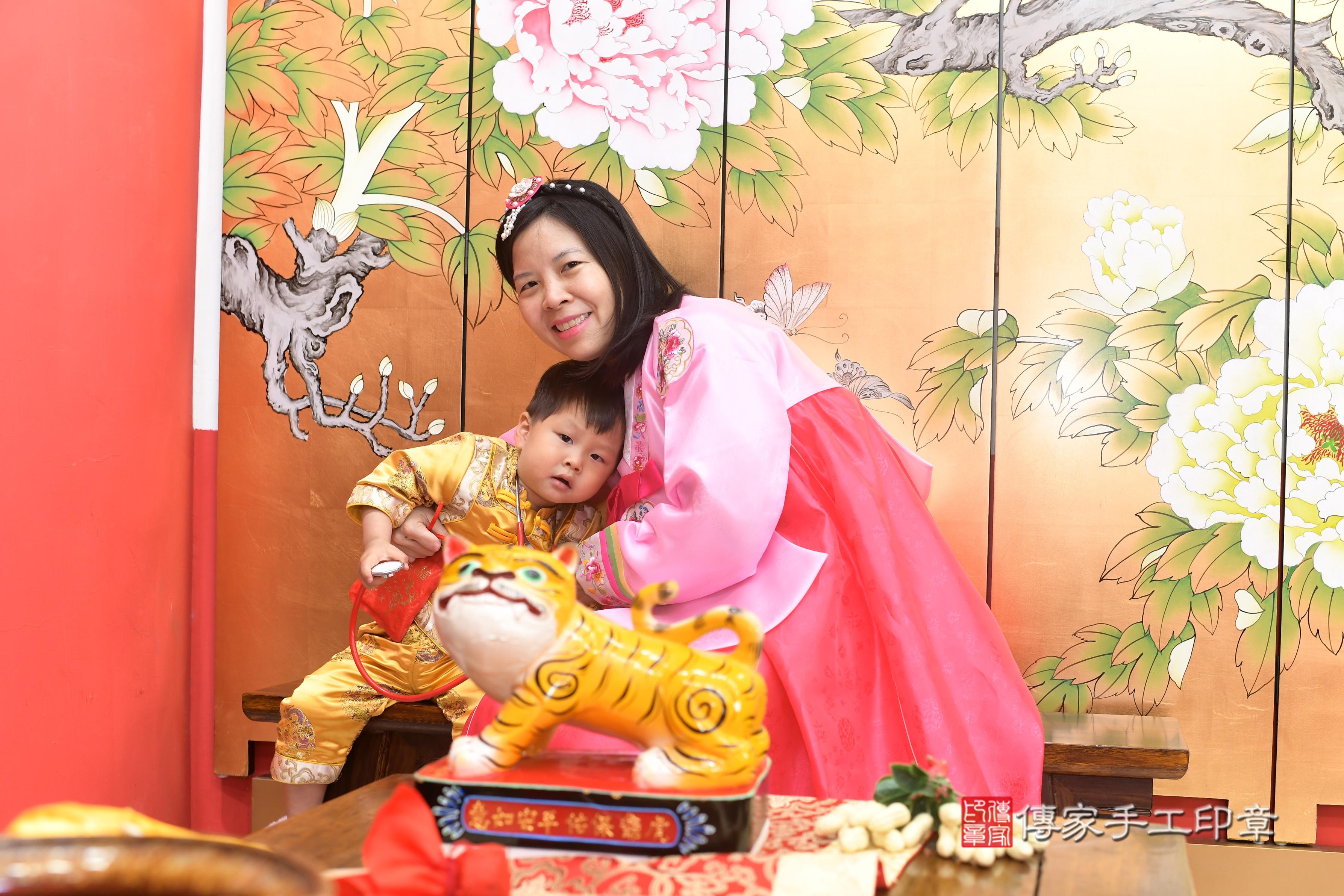 抓周儀式【福虎歌】朗誦祝福:虎爺保佑寶寶吉祥,趨吉避凶。 在中國和台灣,虎爺是兒童的守護神,週歲有虎爺保佑,可以象徵吉祥平安。 高雄店抓周。爸爸媽媽和虎爺一起拍個合照,保佑孩子平安健康長大喔^^ 抓周儀式【福虎歌】朗誦祝福:虎爺保佑寶寶吉祥,趨吉避凶。 在中國和台灣,虎爺是兒童的守護神,週歲有虎爺保佑,可以象徵吉祥平安。 高雄店抓周。爸爸媽媽和虎爺一起拍個合照,保佑孩子平安健康長大喔^^