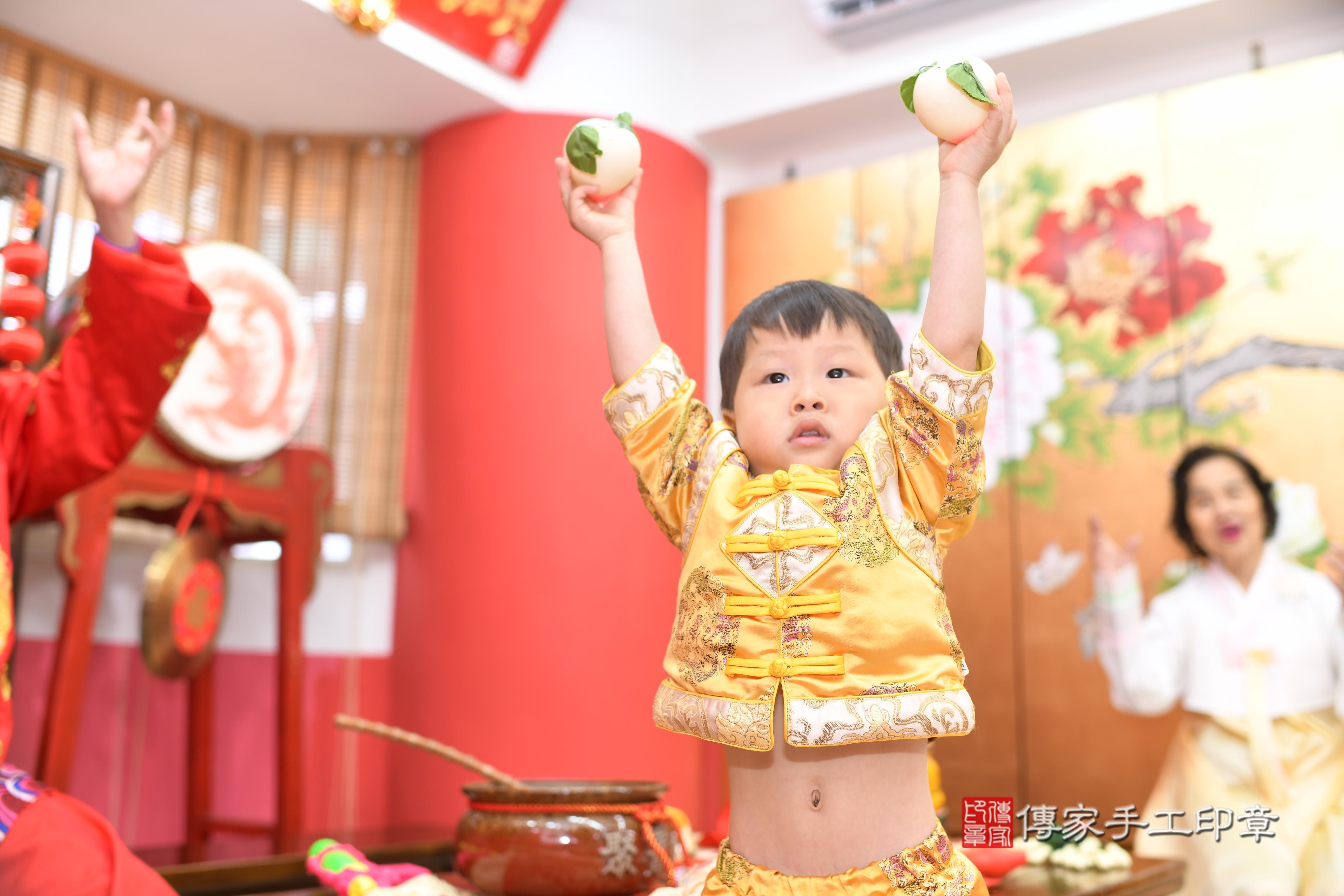 傳家手工印章高雄店、抓周、度脺、中國風會場、傳家嬰兒古禮、吉祥話、抓周道具物品24種、拍照。抓周證書。寶寶抓周、滿周歲、生日快樂、祝福 傳家手工印章高雄店、抓周、度脺、中國風會場、傳家嬰兒古禮、吉祥話、抓周道具物品24種、拍照。抓周證書。寶寶抓周、滿周歲、生日快樂、祝福