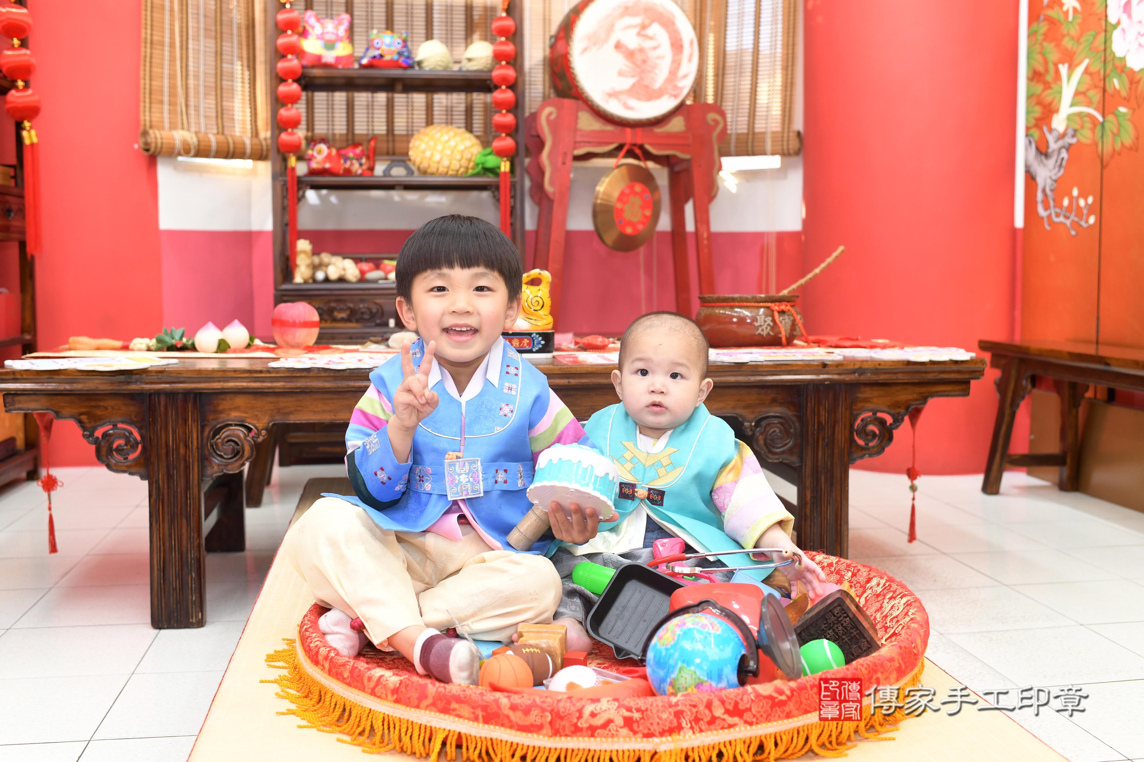 傳家手工印章高雄店、抓周、度脺、中國風會場、傳家嬰兒古禮、吉祥話、抓周道具物品24種、拍照。抓周證書。寶寶抓周、滿周歲、生日快樂、祝福 傳家手工印章高雄店、抓周、度脺、中國風會場、傳家嬰兒古禮、吉祥話、抓周道具物品24種、拍照。抓周證書。寶寶抓周、滿周歲、生日快樂、祝福