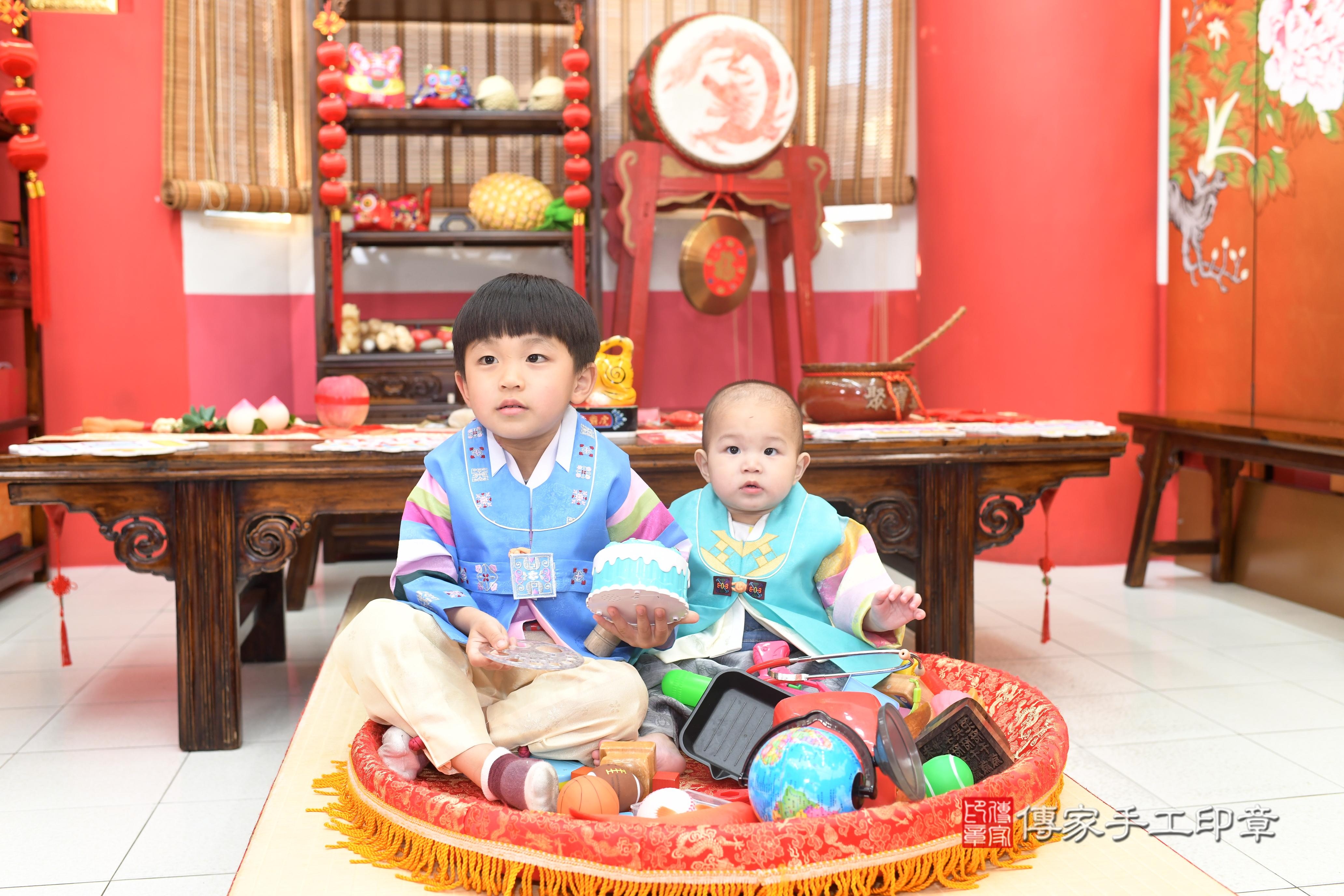 傳家手工印章高雄店、抓周、度脺、中國風會場、傳家嬰兒古禮、吉祥話、抓周道具物品24種、拍照。抓周證書。寶寶抓周、滿周歲、生日快樂、祝福 傳家手工印章高雄店、抓周、度脺、中國風會場、傳家嬰兒古禮、吉祥話、抓周道具物品24種、拍照。抓周證書。寶寶抓周、滿周歲、生日快樂、祝福