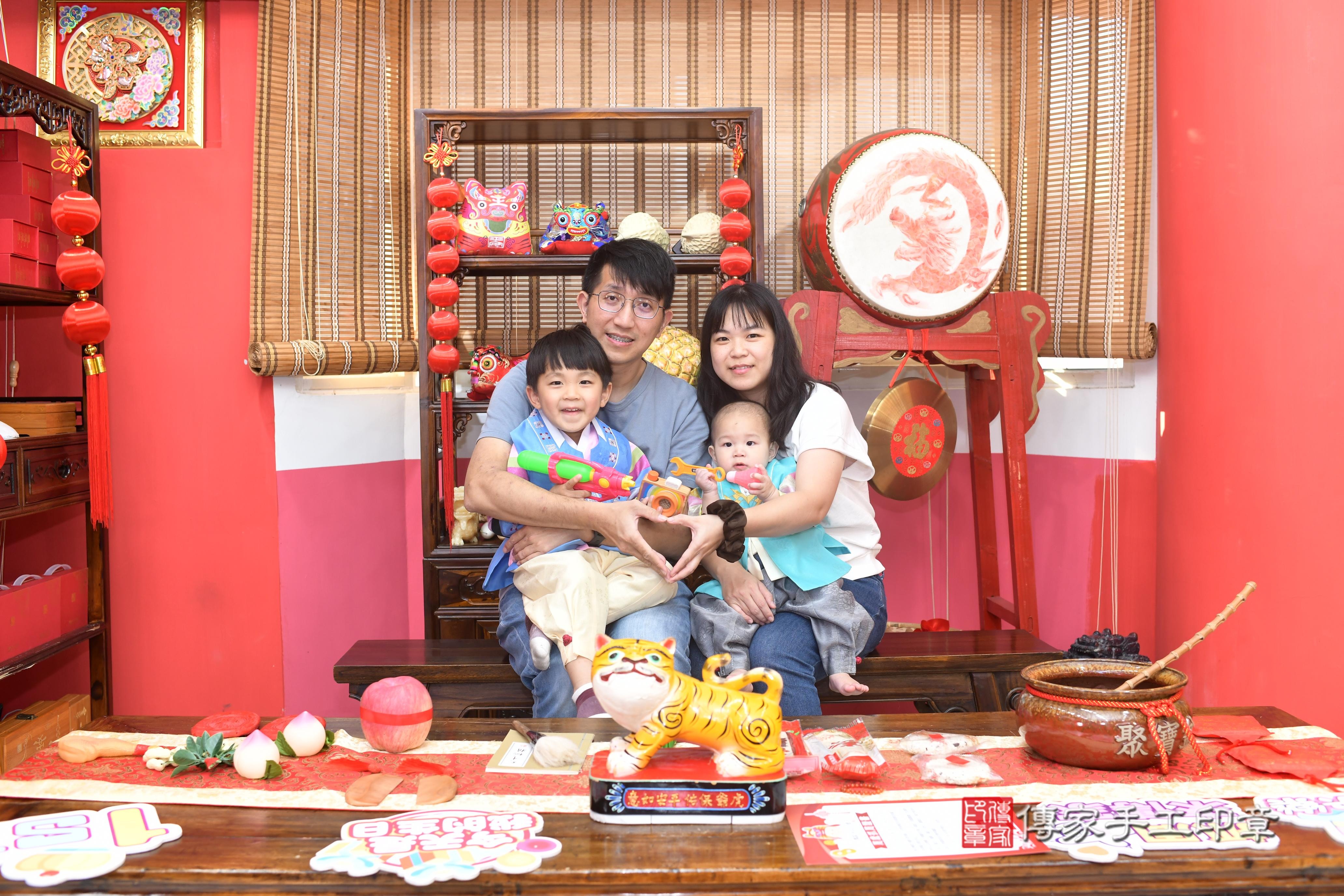 傳家手工印章高雄店、抓周、度脺、中國風會場、傳家嬰兒古禮、吉祥話、抓周道具物品24種、拍照。抓周證書。寶寶抓周、滿周歲、生日快樂、祝福 傳家手工印章高雄店、抓周、度脺、中國風會場、傳家嬰兒古禮、吉祥話、抓周道具物品24種、拍照。抓周證書。寶寶抓周、滿周歲、生日快樂、祝福