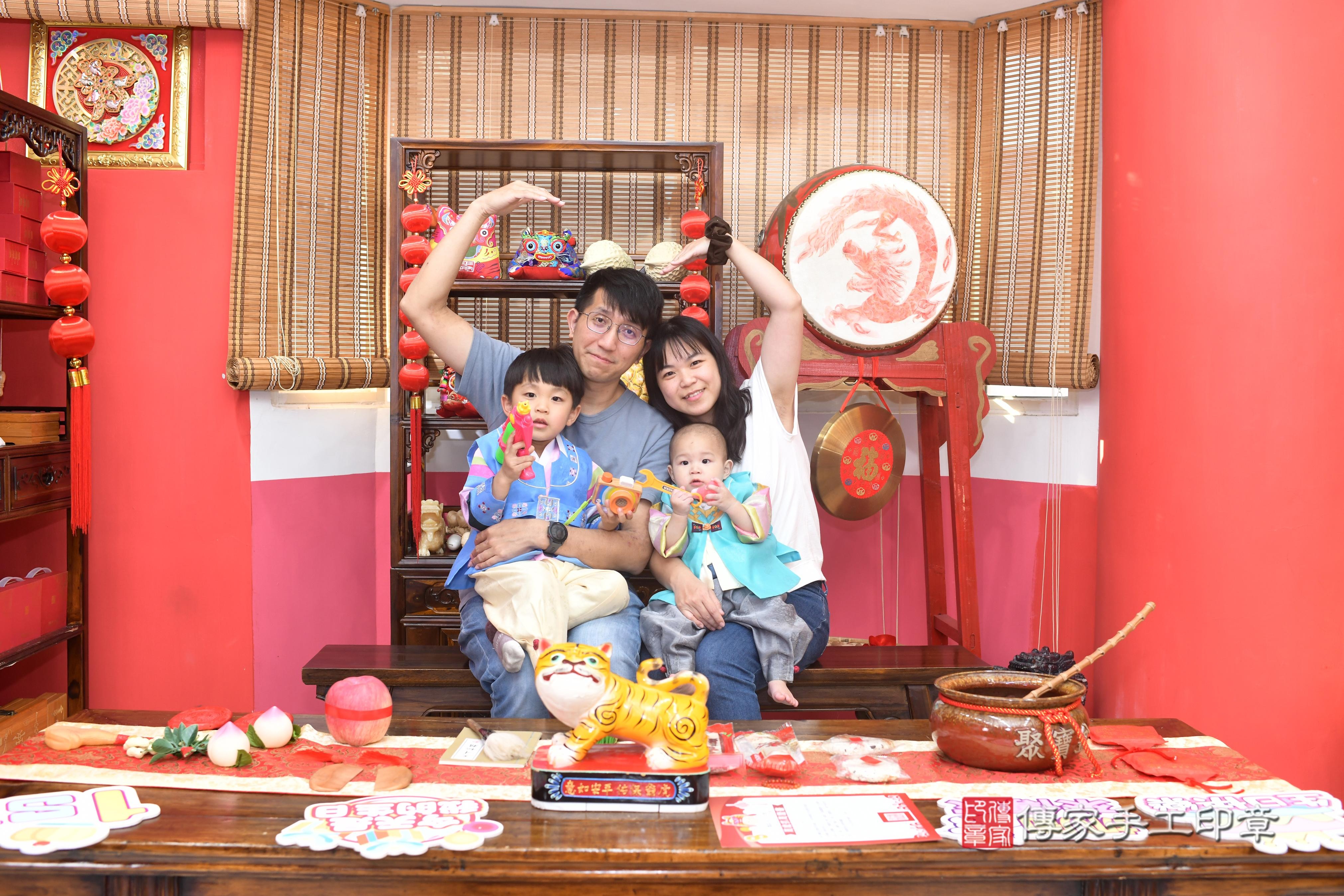 傳家手工印章高雄店、抓周、度脺、中國風會場、傳家嬰兒古禮、吉祥話、抓周道具物品24種、拍照。抓周證書。寶寶抓周、滿周歲、生日快樂、祝福 傳家手工印章高雄店、抓周、度脺、中國風會場、傳家嬰兒古禮、吉祥話、抓周道具物品24種、拍照。抓周證書。寶寶抓周、滿周歲、生日快樂、祝福