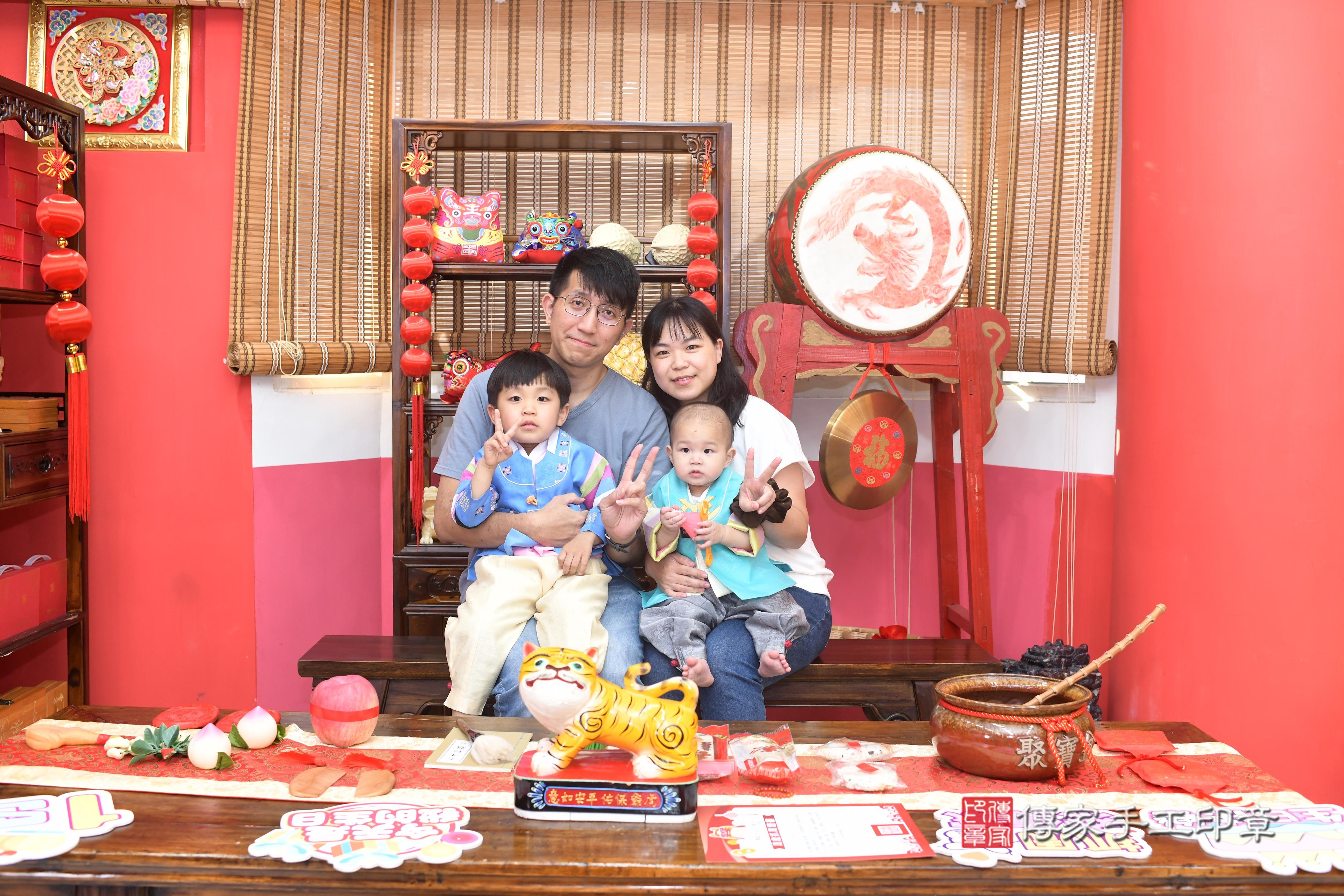 傳家手工印章高雄店、抓周、度脺、中國風會場、傳家嬰兒古禮、吉祥話、抓周道具物品24種、拍照。抓周證書。寶寶抓周、滿周歲、生日快樂、祝福 傳家手工印章高雄店、抓周、度脺、中國風會場、傳家嬰兒古禮、吉祥話、抓周道具物品24種、拍照。抓周證書。寶寶抓周、滿周歲、生日快樂、祝福