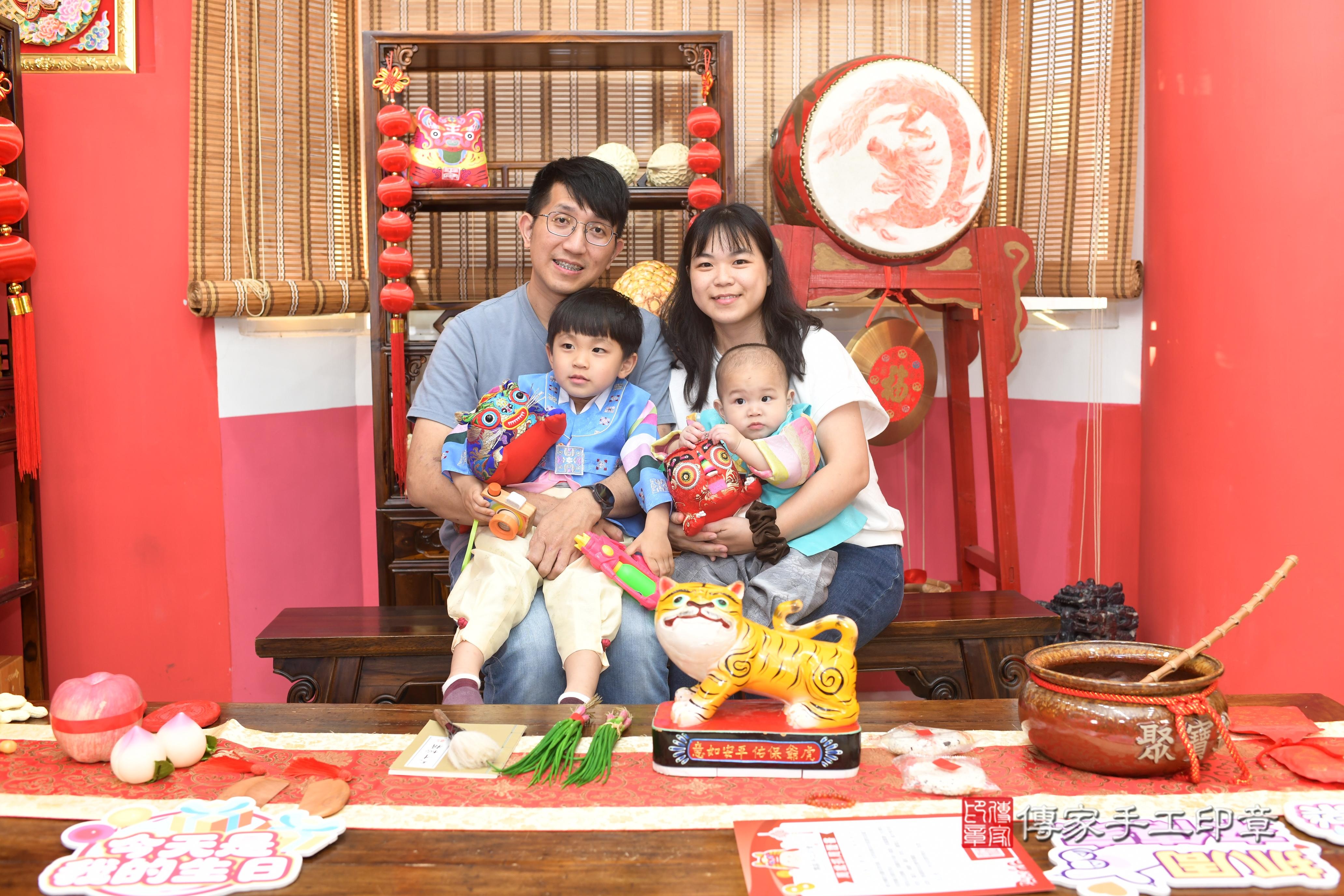 傳家手工印章高雄店、抓周、度脺、中國風會場、傳家嬰兒古禮、吉祥話、抓周道具物品24種、拍照。抓周證書。寶寶抓周、滿周歲、生日快樂、祝福 傳家手工印章高雄店、抓周、度脺、中國風會場、傳家嬰兒古禮、吉祥話、抓周道具物品24種、拍照。抓周證書。寶寶抓周、滿周歲、生日快樂、祝福