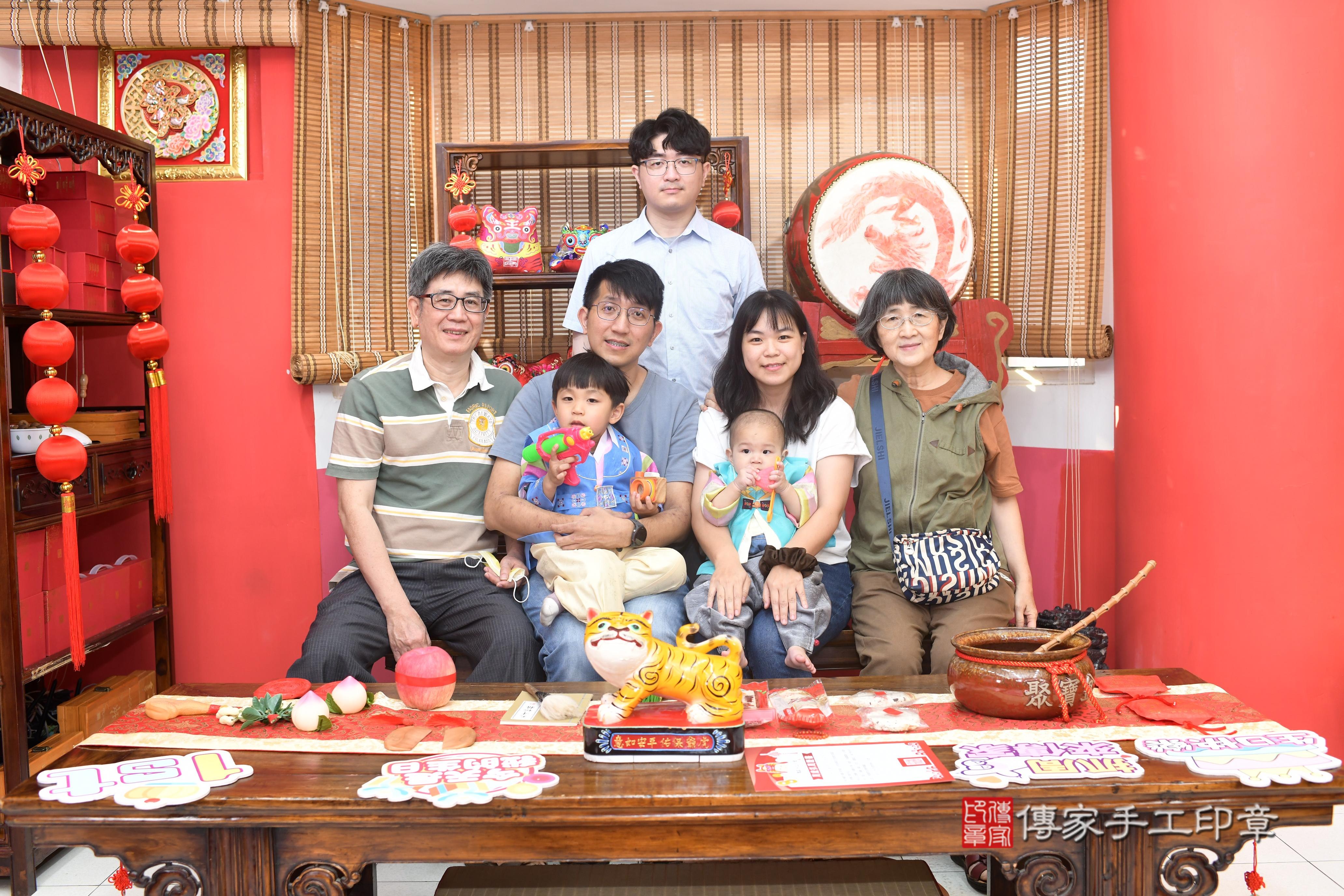 傳家手工印章高雄店、抓周、度脺、中國風會場、傳家嬰兒古禮、吉祥話、抓周道具物品24種、拍照。抓周證書。寶寶抓周、滿周歲、生日快樂、祝福 傳家手工印章高雄店、抓周、度脺、中國風會場、傳家嬰兒古禮、吉祥話、抓周道具物品24種、拍照。抓周證書。寶寶抓周、滿周歲、生日快樂、祝福