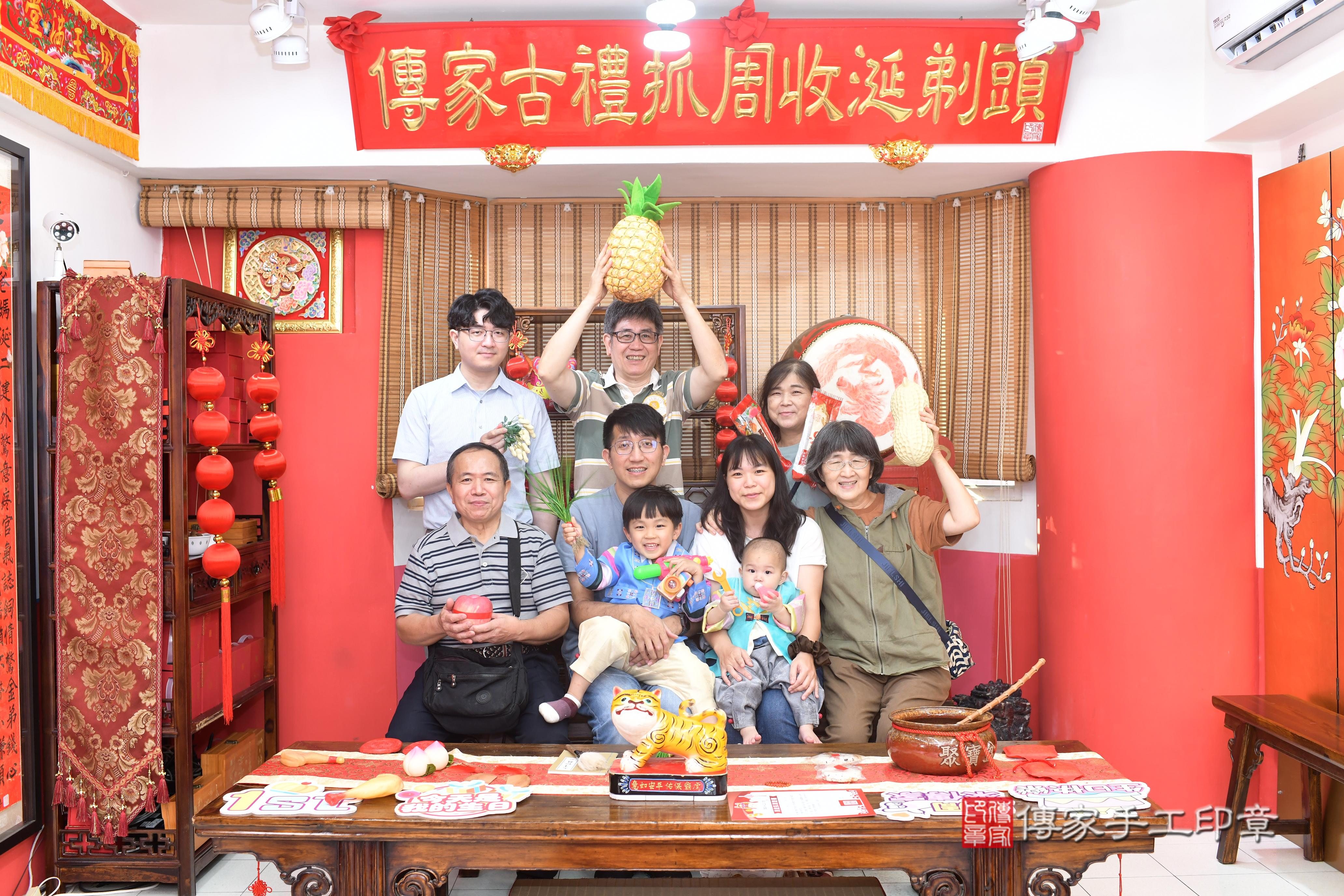 傳家手工印章高雄店、抓周、度脺、中國風會場、傳家嬰兒古禮、吉祥話、抓周道具物品24種、拍照。抓周證書。寶寶抓周、滿周歲、生日快樂、祝福 傳家手工印章高雄店、抓周、度脺、中國風會場、傳家嬰兒古禮、吉祥話、抓周道具物品24種、拍照。抓周證書。寶寶抓周、滿周歲、生日快樂、祝福