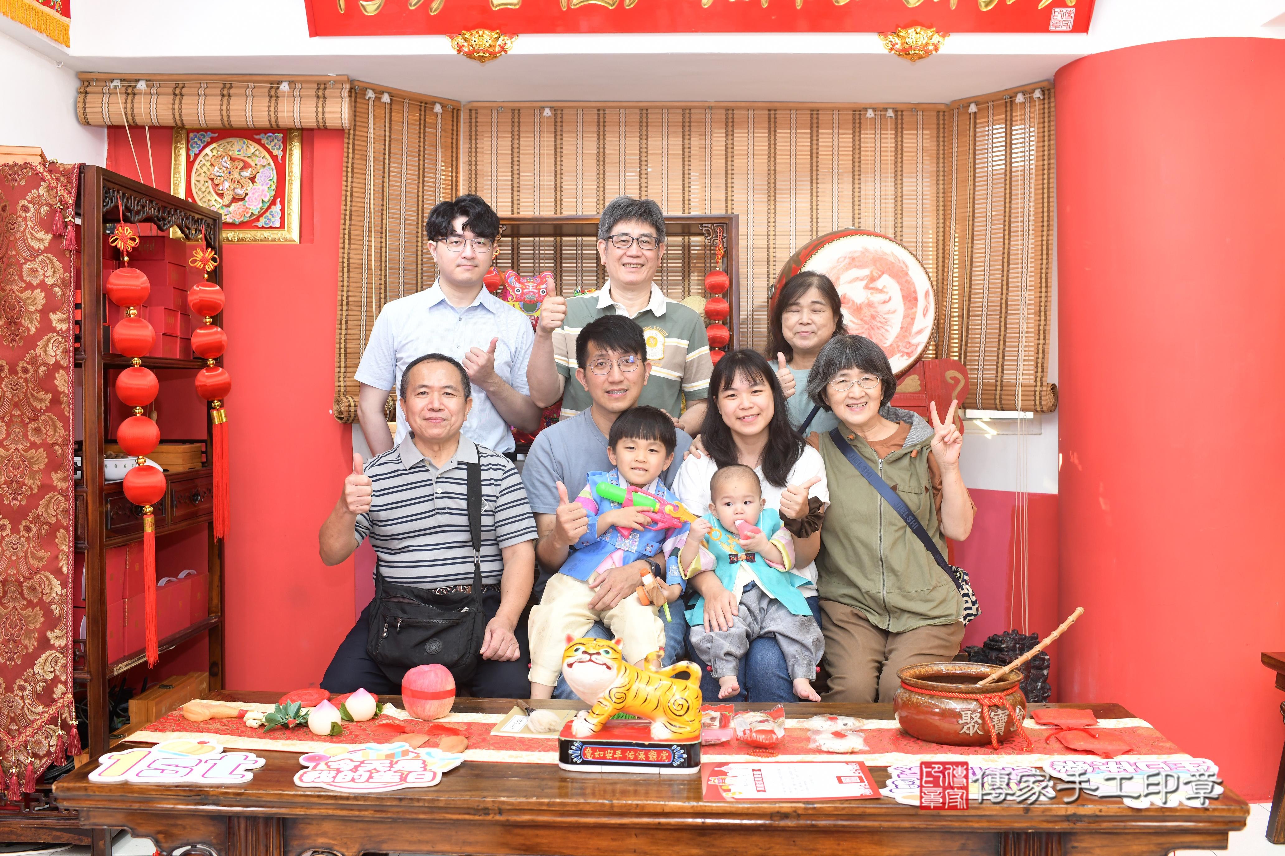 傳家手工印章高雄店、抓周、度脺、中國風會場、傳家嬰兒古禮、吉祥話、抓周道具物品24種、拍照。抓周證書。寶寶抓周、滿周歲、生日快樂、祝福 傳家手工印章高雄店、抓周、度脺、中國風會場、傳家嬰兒古禮、吉祥話、抓周道具物品24種、拍照。抓周證書。寶寶抓周、滿周歲、生日快樂、祝福