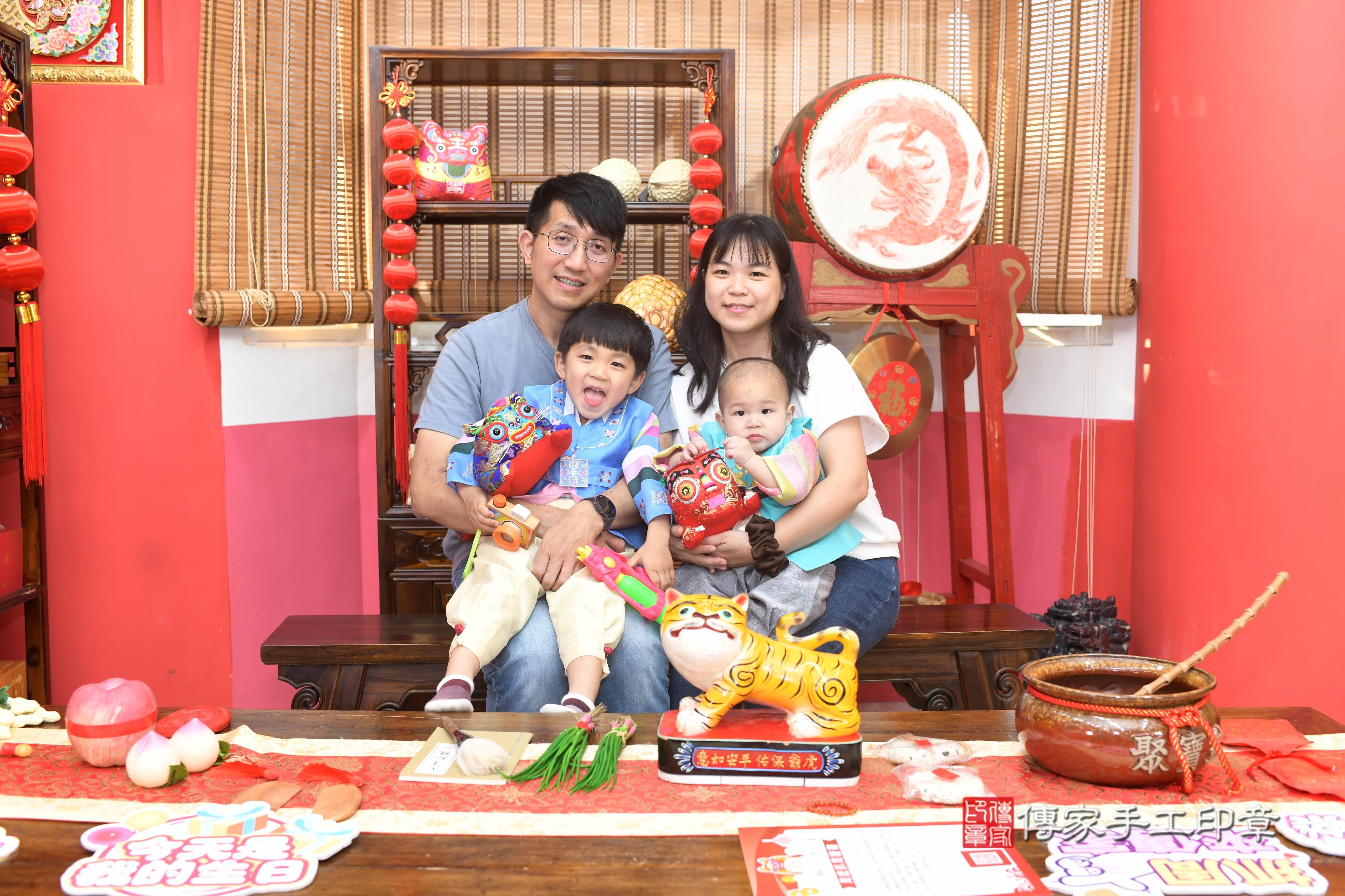 傳家手工印章高雄店、抓周、度脺、中國風會場、傳家嬰兒古禮、吉祥話、抓周道具物品24種、拍照。抓周證書。寶寶抓周、滿周歲、生日快樂、祝福 傳家手工印章高雄店、抓周、度脺、中國風會場、傳家嬰兒古禮、吉祥話、抓周道具物品24種、拍照。抓周證書。寶寶抓周、滿周歲、生日快樂、祝福