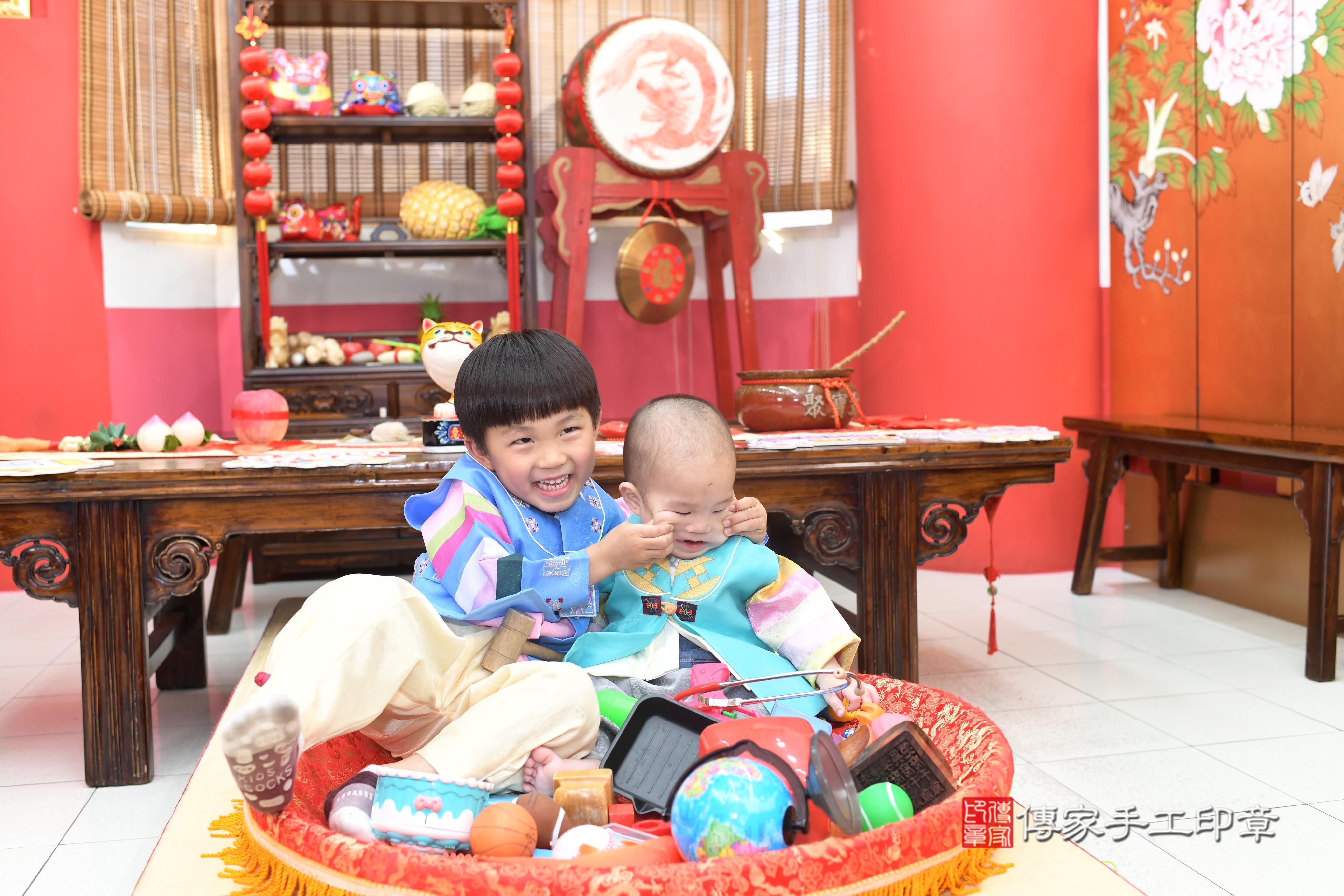 傳家手工印章高雄店、抓周、度脺、中國風會場、傳家嬰兒古禮、吉祥話、抓周道具物品24種、拍照。抓周證書。寶寶抓周、滿周歲、生日快樂、祝福 傳家手工印章高雄店、抓周、度脺、中國風會場、傳家嬰兒古禮、吉祥話、抓周道具物品24種、拍照。抓周證書。寶寶抓周、滿周歲、生日快樂、祝福