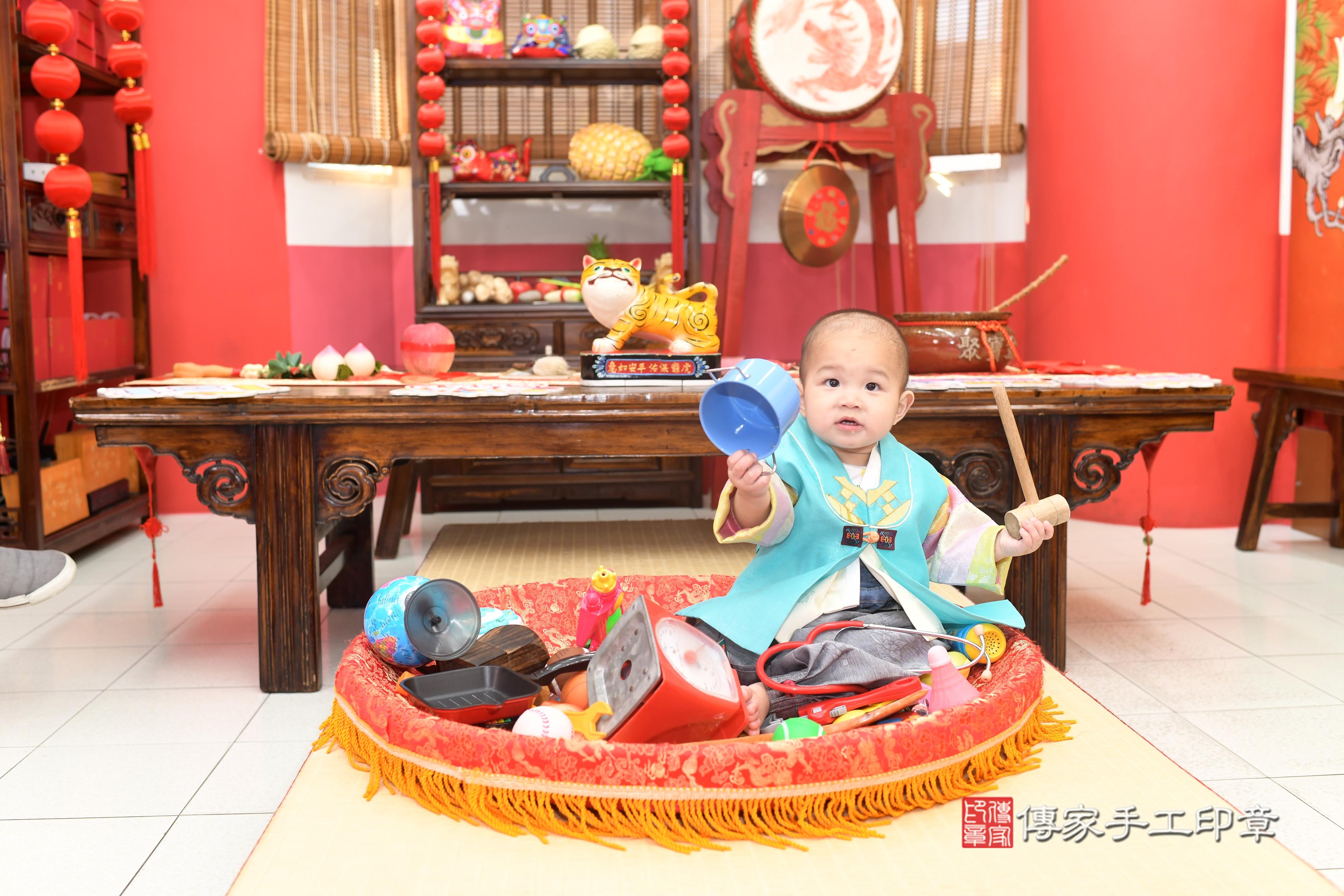 傳家手工印章高雄店、抓周、度脺、中國風會場、傳家嬰兒古禮、吉祥話、抓周道具物品24種、拍照。抓周證書。寶寶抓周、滿周歲、生日快樂、祝福 傳家手工印章高雄店、抓周、度脺、中國風會場、傳家嬰兒古禮、吉祥話、抓周道具物品24種、拍照。抓周證書。寶寶抓周、滿周歲、生日快樂、祝福