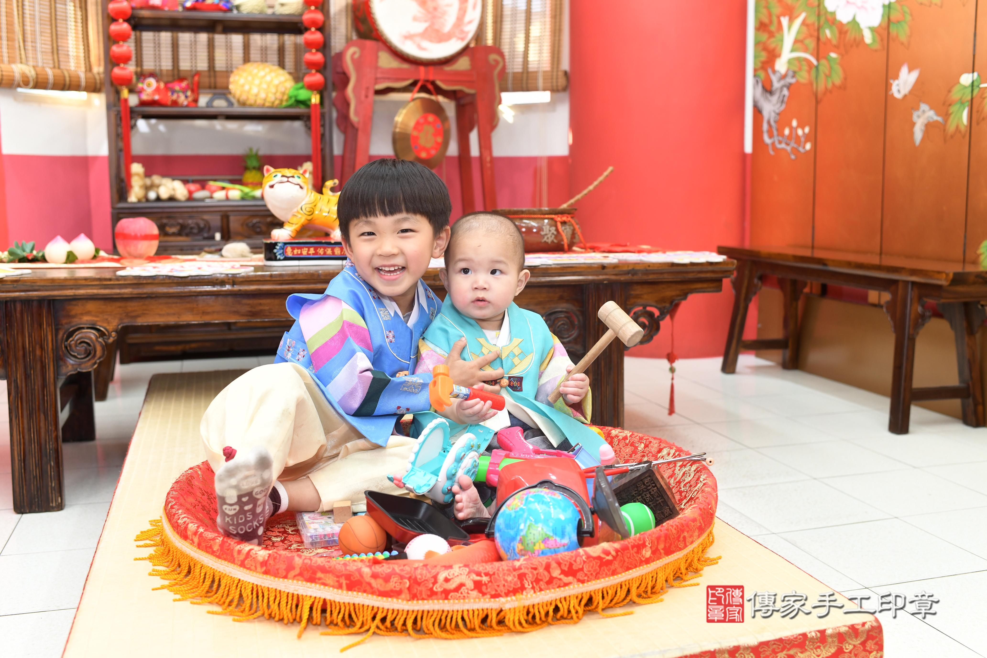 傳家手工印章高雄店、抓周、度脺、中國風會場、傳家嬰兒古禮、吉祥話、抓周道具物品24種、拍照。抓周證書。寶寶抓周、滿周歲、生日快樂、祝福 傳家手工印章高雄店、抓周、度脺、中國風會場、傳家嬰兒古禮、吉祥話、抓周道具物品24種、拍照。抓周證書。寶寶抓周、滿周歲、生日快樂、祝福