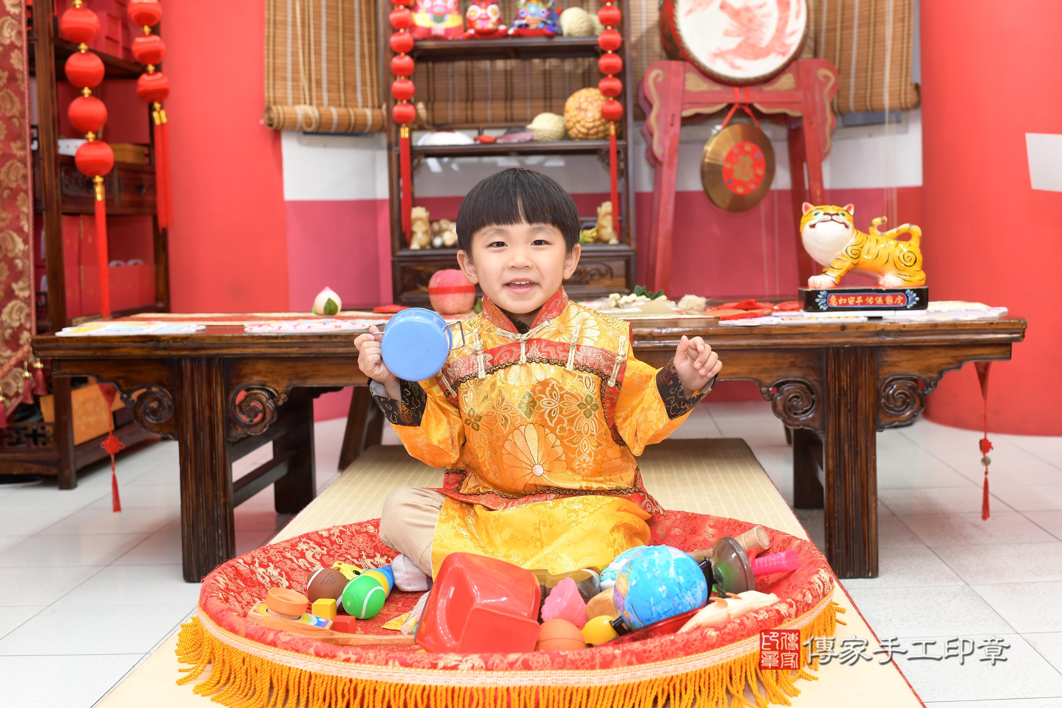 傳家手工印章高雄店、抓周、度脺、中國風會場、傳家嬰兒古禮、吉祥話、抓周道具物品24種、拍照。抓周證書。寶寶抓周、滿周歲、生日快樂、祝福 傳家手工印章高雄店、抓周、度脺、中國風會場、傳家嬰兒古禮、吉祥話、抓周道具物品24種、拍照。抓周證書。寶寶抓周、滿周歲、生日快樂、祝福