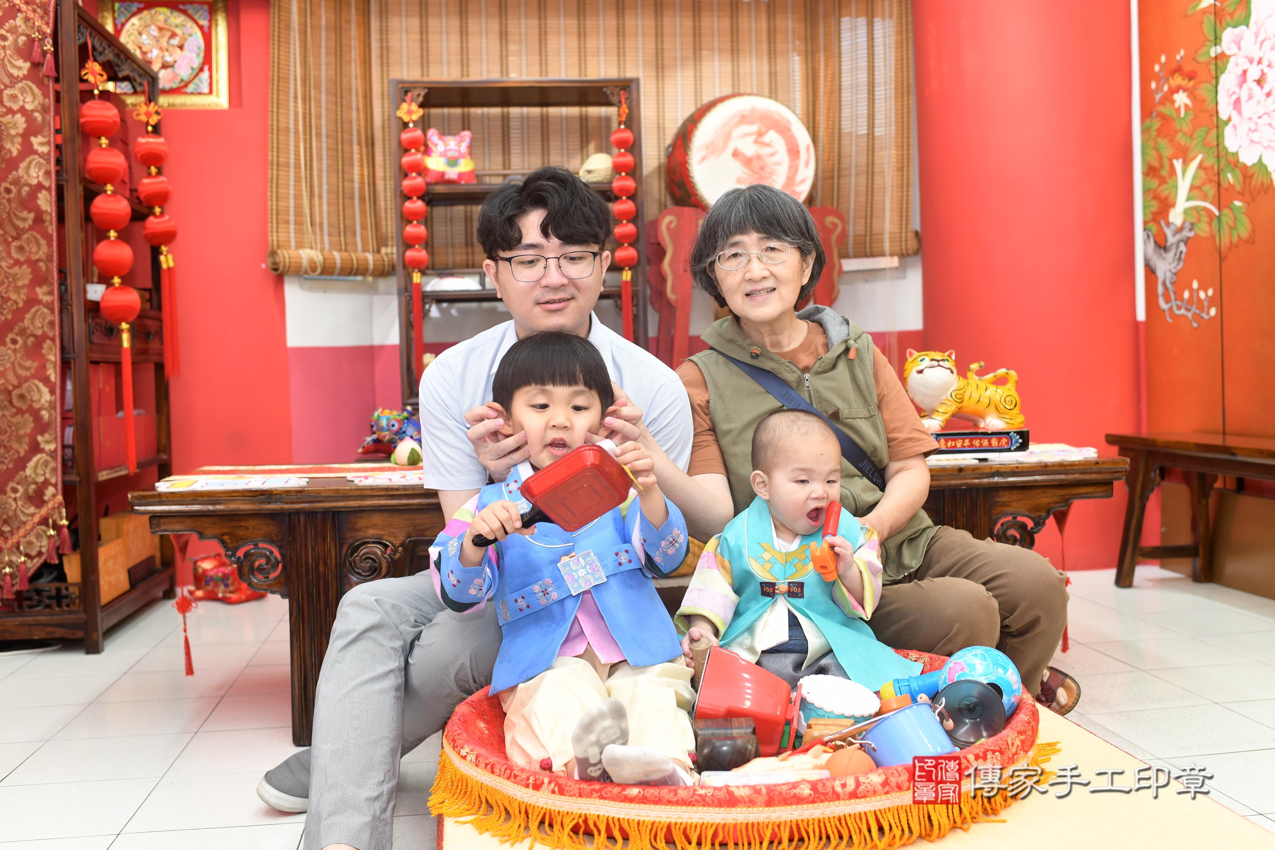 傳家手工印章高雄店、抓周、度脺、中國風會場、傳家嬰兒古禮、吉祥話、抓周道具物品24種、拍照。抓周證書。寶寶抓周、滿周歲、生日快樂、祝福 傳家手工印章高雄店、抓周、度脺、中國風會場、傳家嬰兒古禮、吉祥話、抓周道具物品24種、拍照。抓周證書。寶寶抓周、滿周歲、生日快樂、祝福