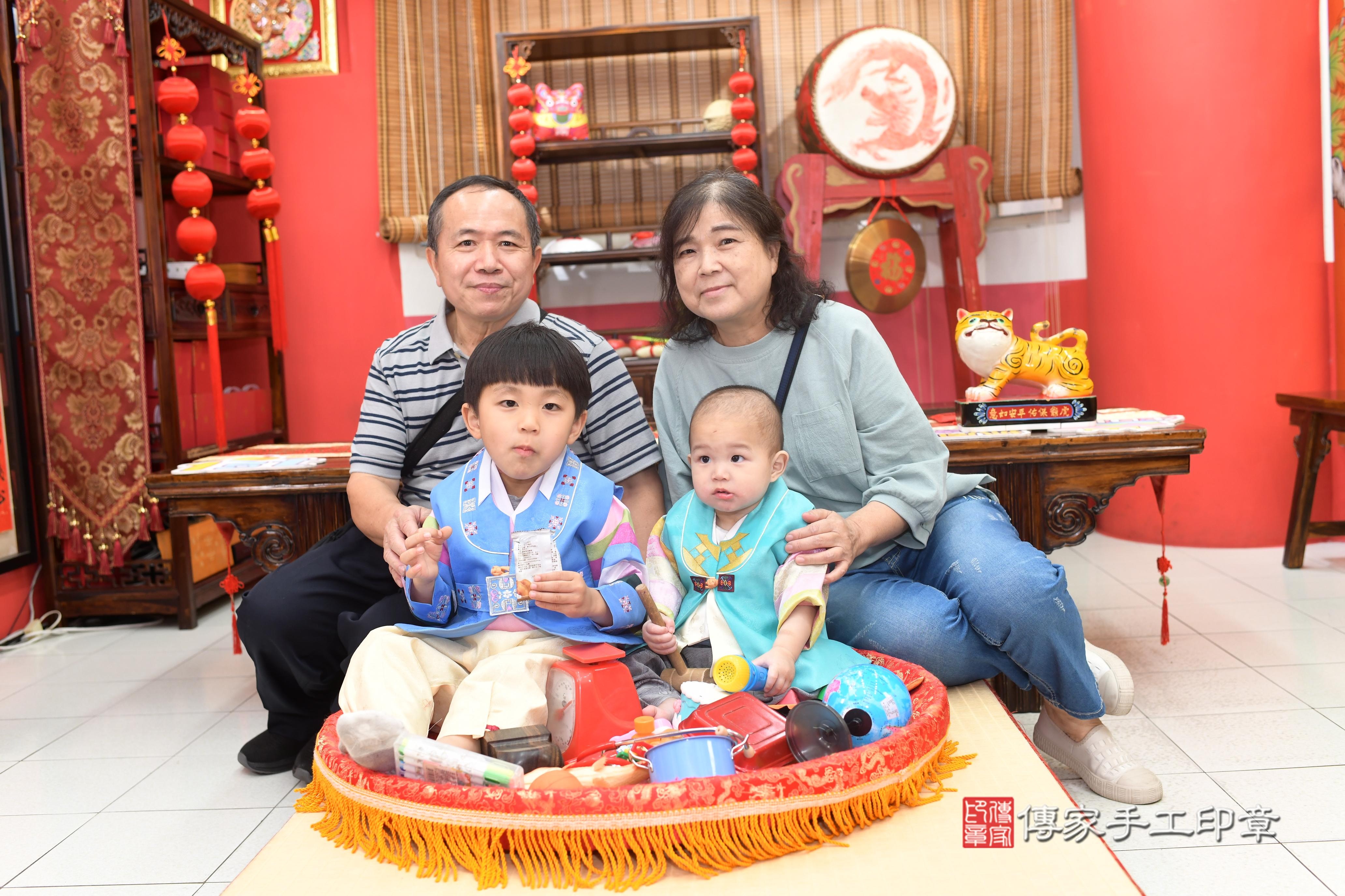 傳家手工印章高雄店、抓周、度脺、中國風會場、傳家嬰兒古禮、吉祥話、抓周道具物品24種、拍照。抓周證書。寶寶抓周、滿周歲、生日快樂、祝福 傳家手工印章高雄店、抓周、度脺、中國風會場、傳家嬰兒古禮、吉祥話、抓周道具物品24種、拍照。抓周證書。寶寶抓周、滿周歲、生日快樂、祝福