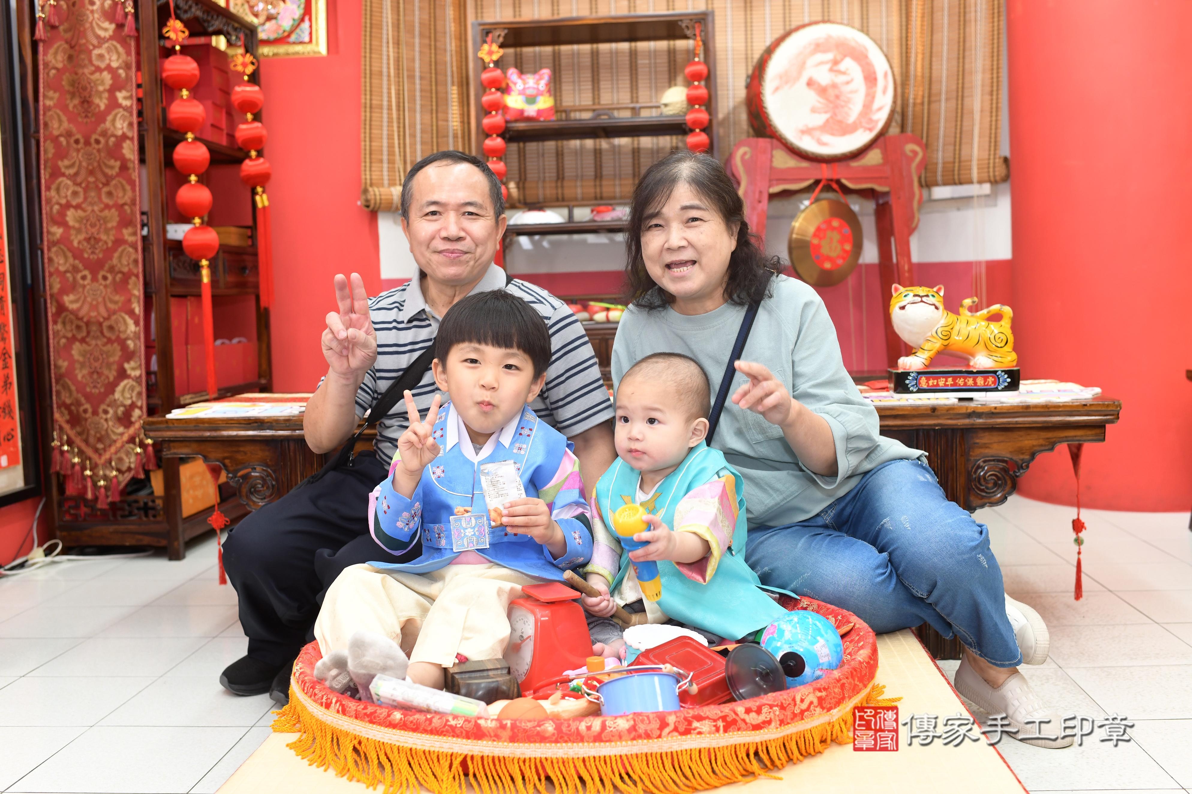 傳家手工印章高雄店、抓周、度脺、中國風會場、傳家嬰兒古禮、吉祥話、抓周道具物品24種、拍照。抓周證書。寶寶抓周、滿周歲、生日快樂、祝福 傳家手工印章高雄店、抓周、度脺、中國風會場、傳家嬰兒古禮、吉祥話、抓周道具物品24種、拍照。抓周證書。寶寶抓周、滿周歲、生日快樂、祝福