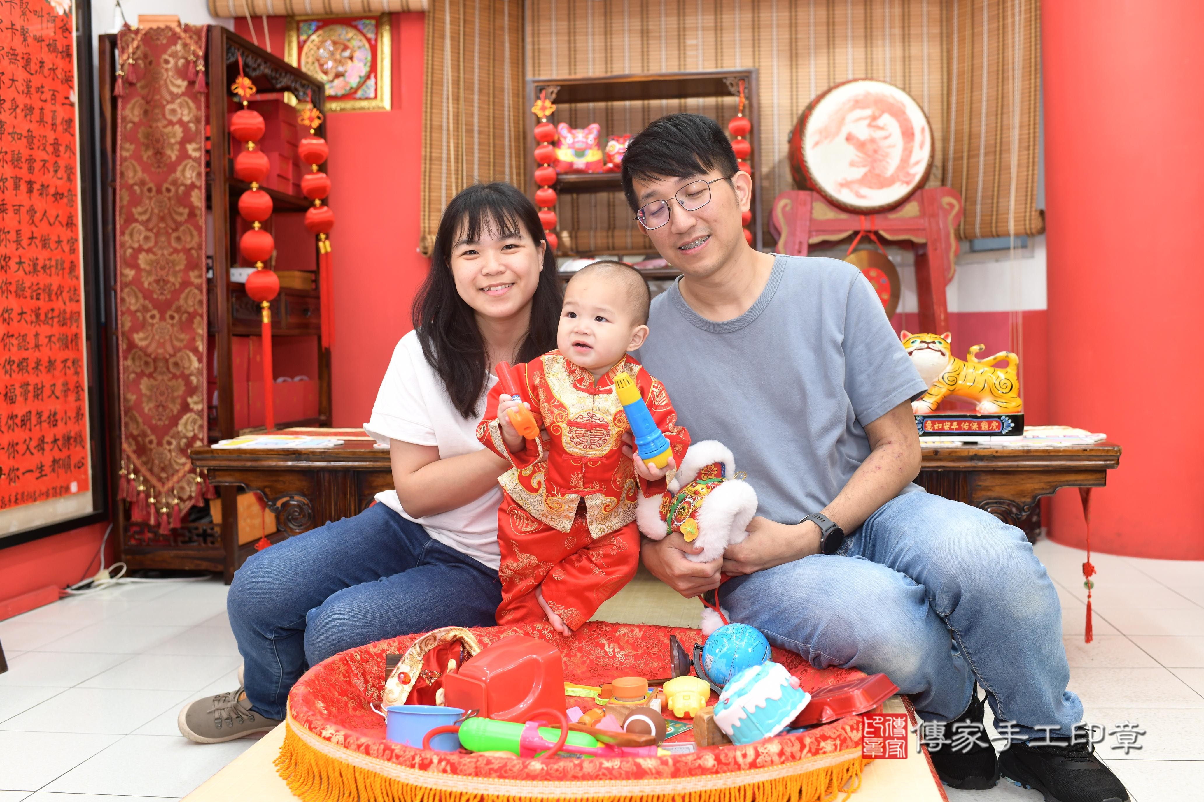 傳家手工印章高雄店、抓周、度脺、中國風會場、傳家嬰兒古禮、吉祥話、抓周道具物品24種、拍照。抓周證書。寶寶抓周、滿周歲、生日快樂、祝福 傳家手工印章高雄店、抓周、度脺、中國風會場、傳家嬰兒古禮、吉祥話、抓周道具物品24種、拍照。抓周證書。寶寶抓周、滿周歲、生日快樂、祝福