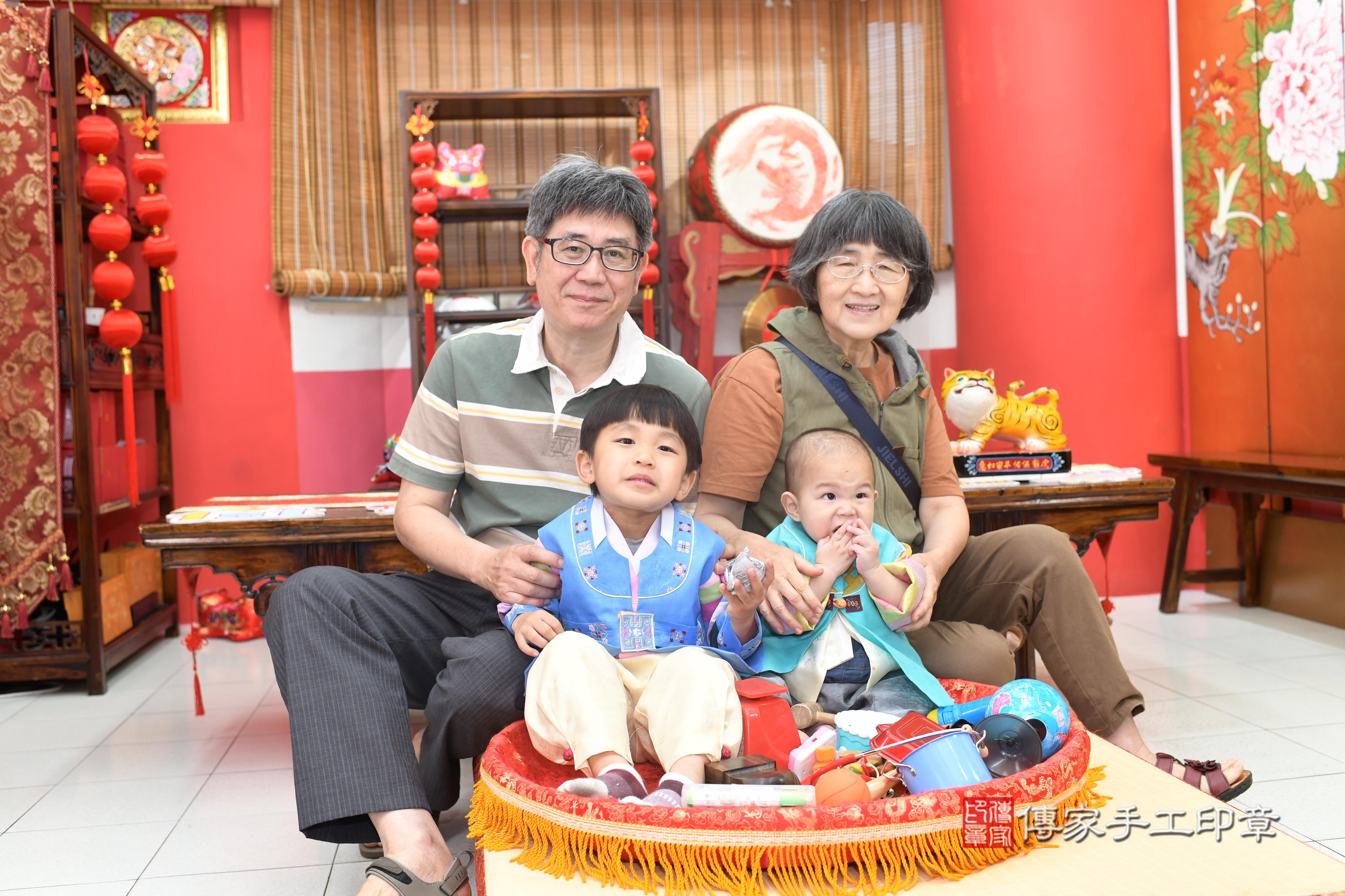 傳家手工印章高雄店、抓周、度脺、中國風會場、傳家嬰兒古禮、吉祥話、抓周道具物品24種、拍照。抓周證書。寶寶抓周、滿周歲、生日快樂、祝福 傳家手工印章高雄店、抓周、度脺、中國風會場、傳家嬰兒古禮、吉祥話、抓周道具物品24種、拍照。抓周證書。寶寶抓周、滿周歲、生日快樂、祝福