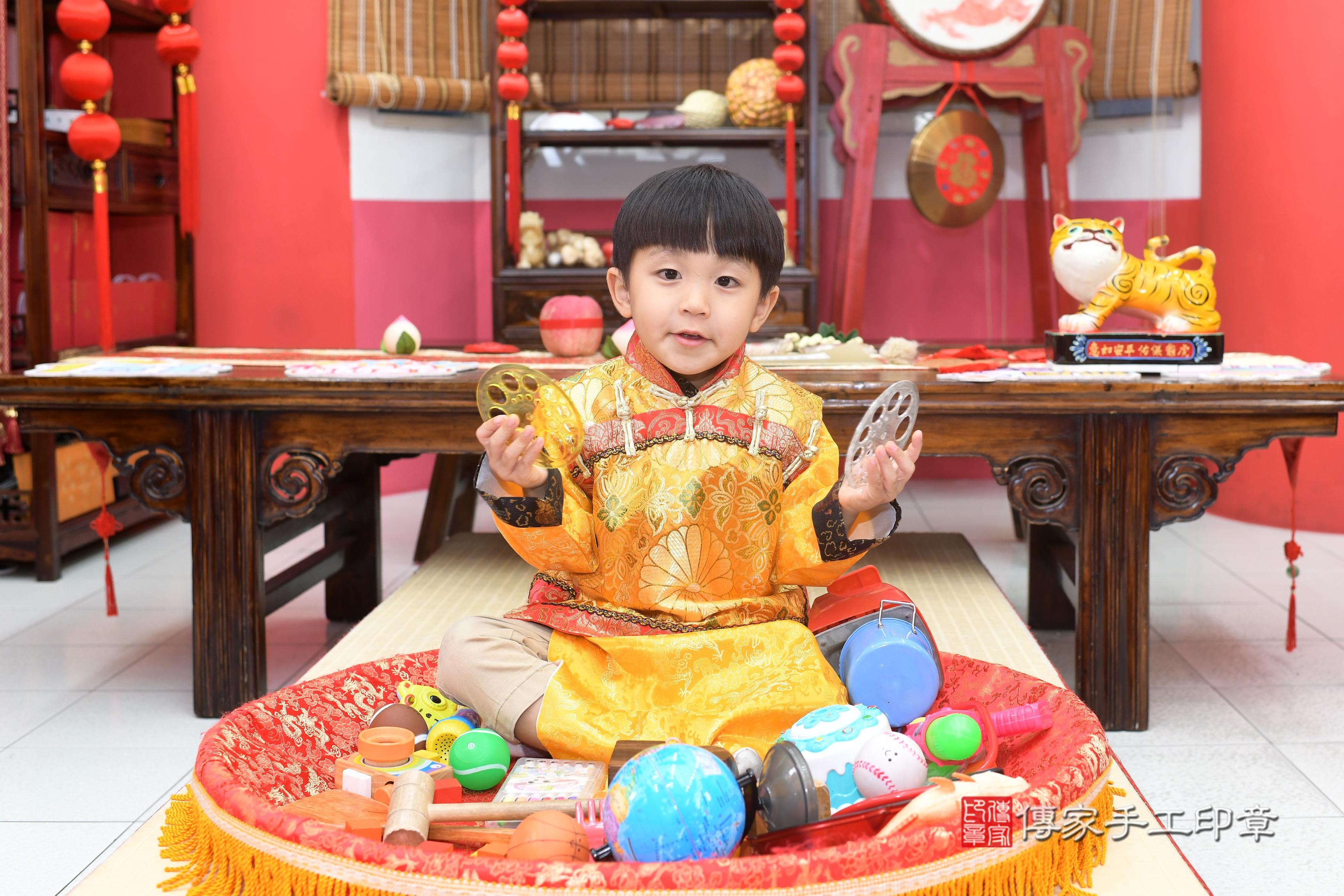 傳家手工印章高雄店、抓周、度脺、中國風會場、傳家嬰兒古禮、吉祥話、抓周道具物品24種、拍照。抓周證書。寶寶抓周、滿周歲、生日快樂、祝福 傳家手工印章高雄店、抓周、度脺、中國風會場、傳家嬰兒古禮、吉祥話、抓周道具物品24種、拍照。抓周證書。寶寶抓周、滿周歲、生日快樂、祝福