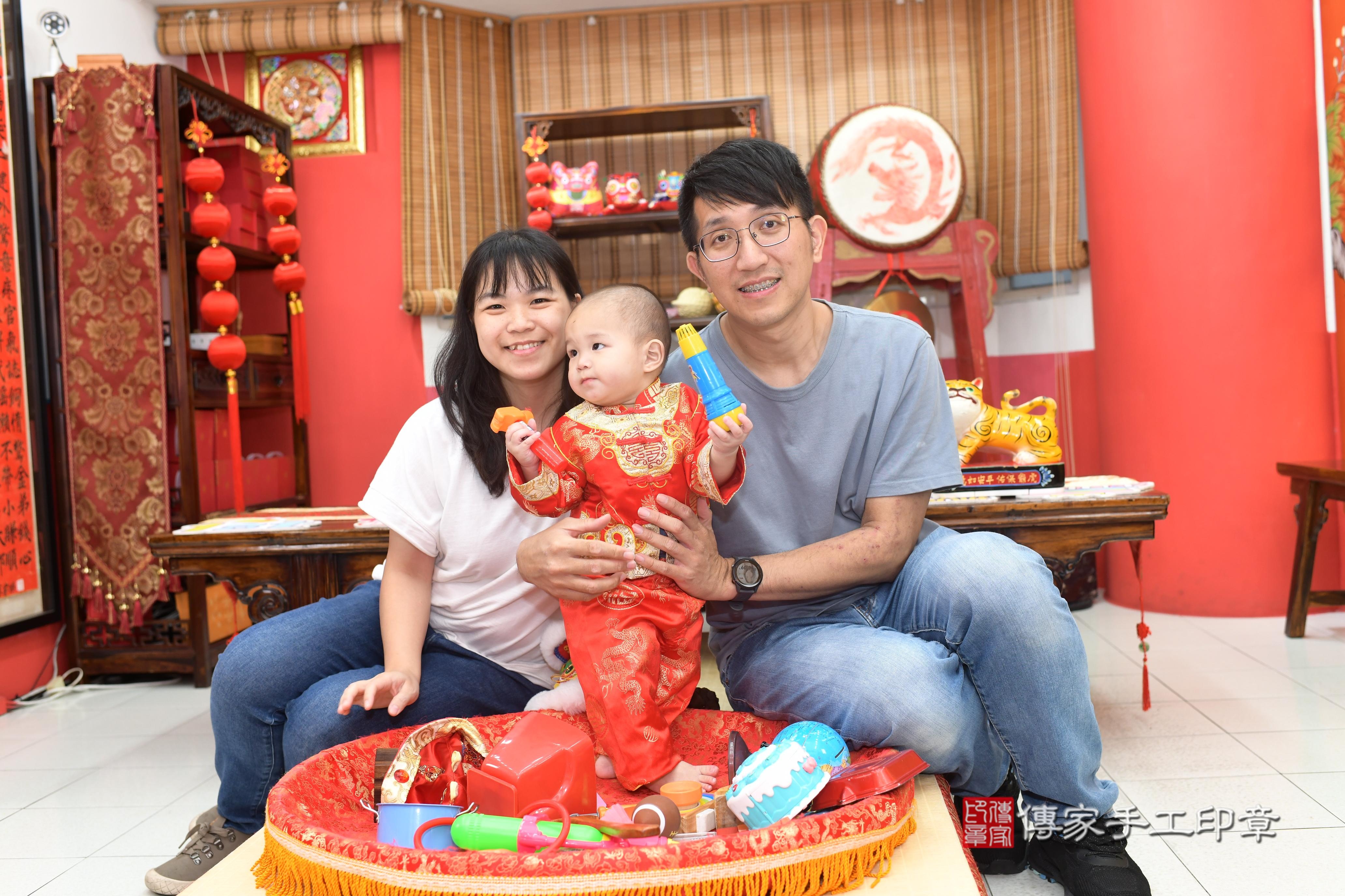 傳家手工印章高雄店、抓周、度脺、中國風會場、傳家嬰兒古禮、吉祥話、抓周道具物品24種、拍照。抓周證書。寶寶抓周、滿周歲、生日快樂、祝福 傳家手工印章高雄店、抓周、度脺、中國風會場、傳家嬰兒古禮、吉祥話、抓周道具物品24種、拍照。抓周證書。寶寶抓周、滿周歲、生日快樂、祝福