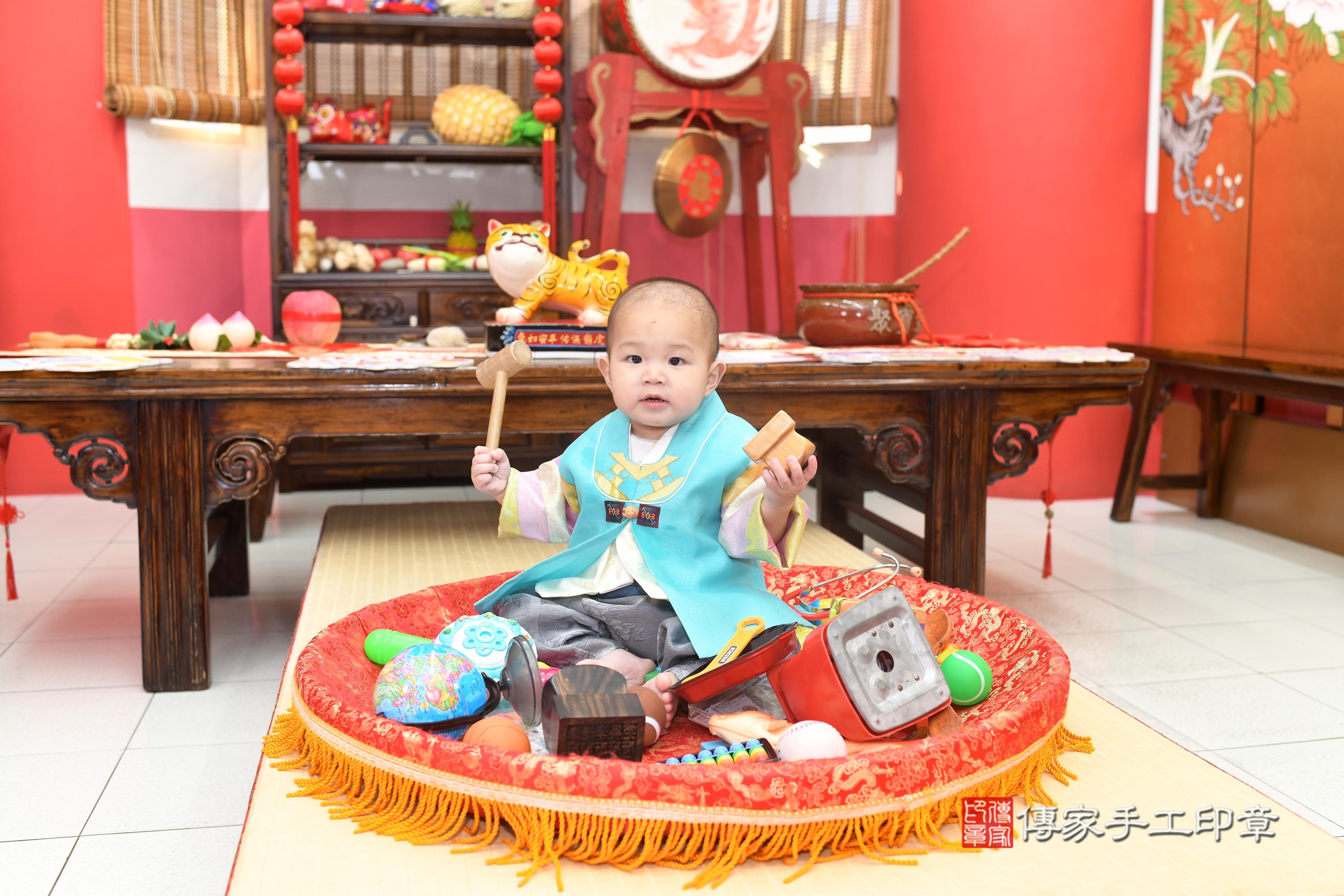 傳家手工印章高雄店、抓周、度脺、中國風會場、傳家嬰兒古禮、吉祥話、抓周道具物品24種、拍照。抓周證書。寶寶抓周、滿周歲、生日快樂、祝福 傳家手工印章高雄店、抓周、度脺、中國風會場、傳家嬰兒古禮、吉祥話、抓周道具物品24種、拍照。抓周證書。寶寶抓周、滿周歲、生日快樂、祝福