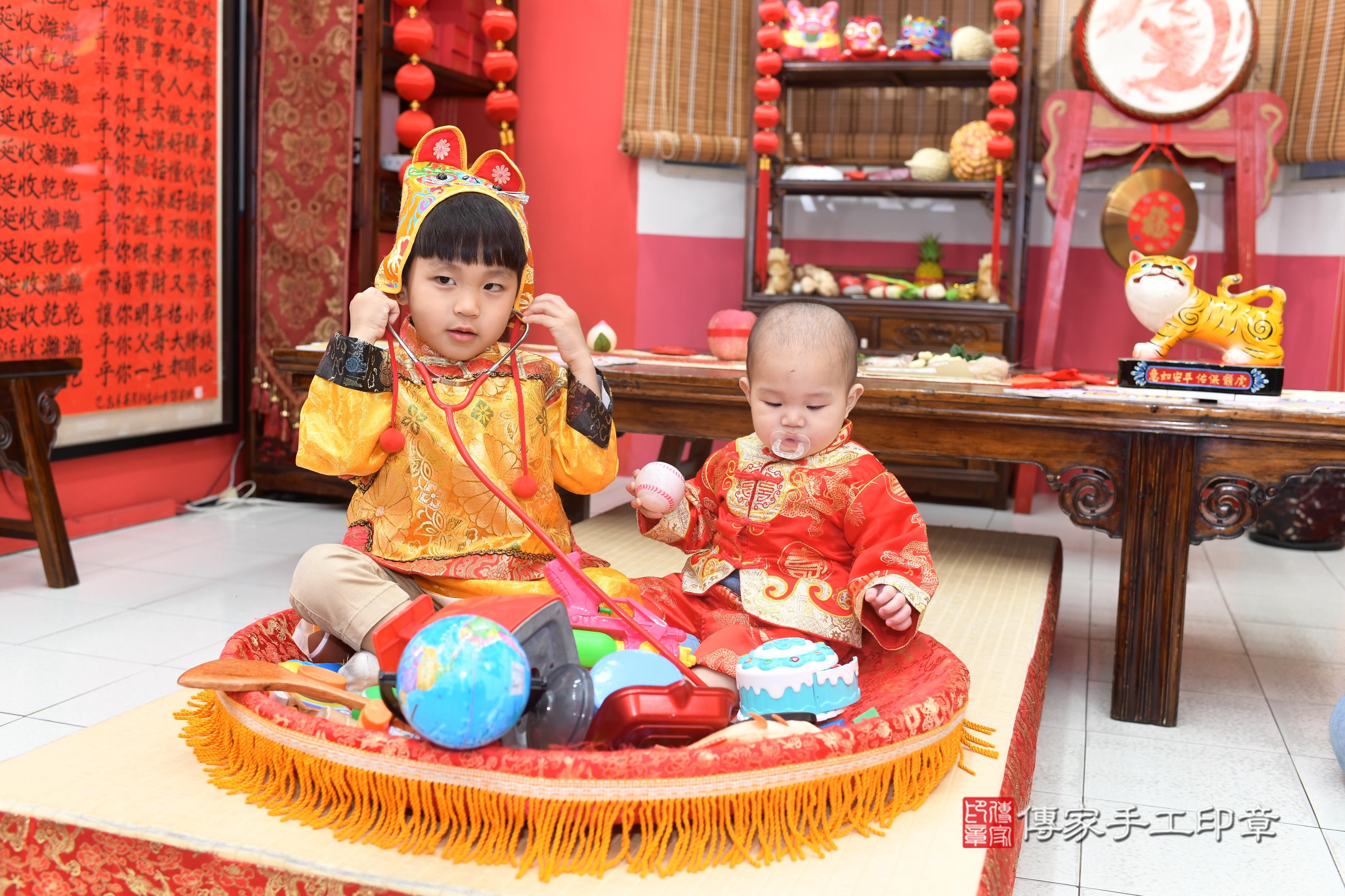 傳家手工印章高雄店、抓周、度脺、中國風會場、傳家嬰兒古禮、吉祥話、抓周道具物品24種、拍照。抓周證書。寶寶抓周、滿周歲、生日快樂、祝福 傳家手工印章高雄店、抓周、度脺、中國風會場、傳家嬰兒古禮、吉祥話、抓周道具物品24種、拍照。抓周證書。寶寶抓周、滿周歲、生日快樂、祝福