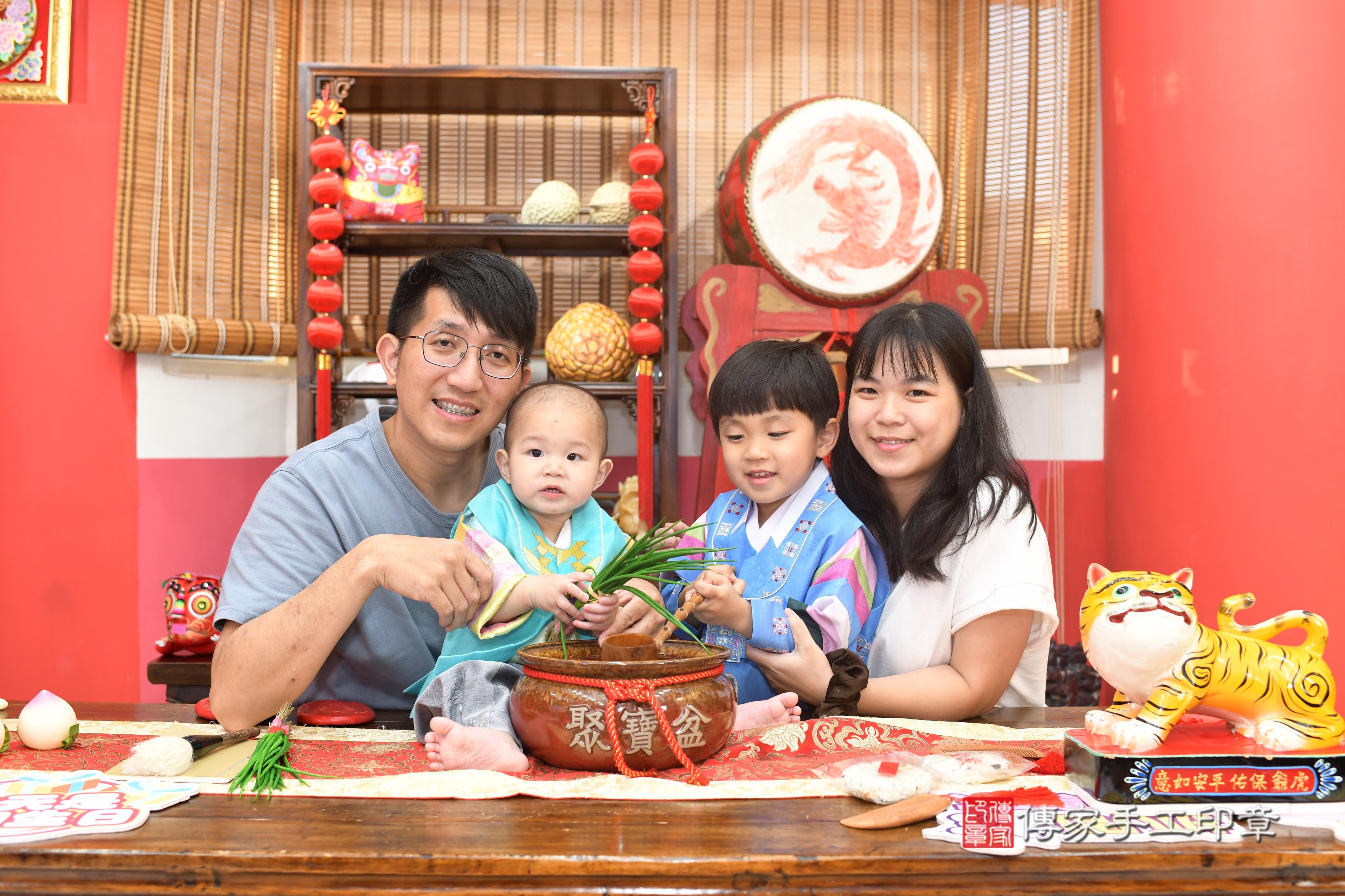 傳家手工印章高雄店、抓周、度脺、中國風會場、傳家嬰兒古禮、吉祥話、抓周道具物品24種、拍照。抓周證書。寶寶抓周、滿周歲、生日快樂、祝福 傳家手工印章高雄店、抓周、度脺、中國風會場、傳家嬰兒古禮、吉祥話、抓周道具物品24種、拍照。抓周證書。寶寶抓周、滿周歲、生日快樂、祝福