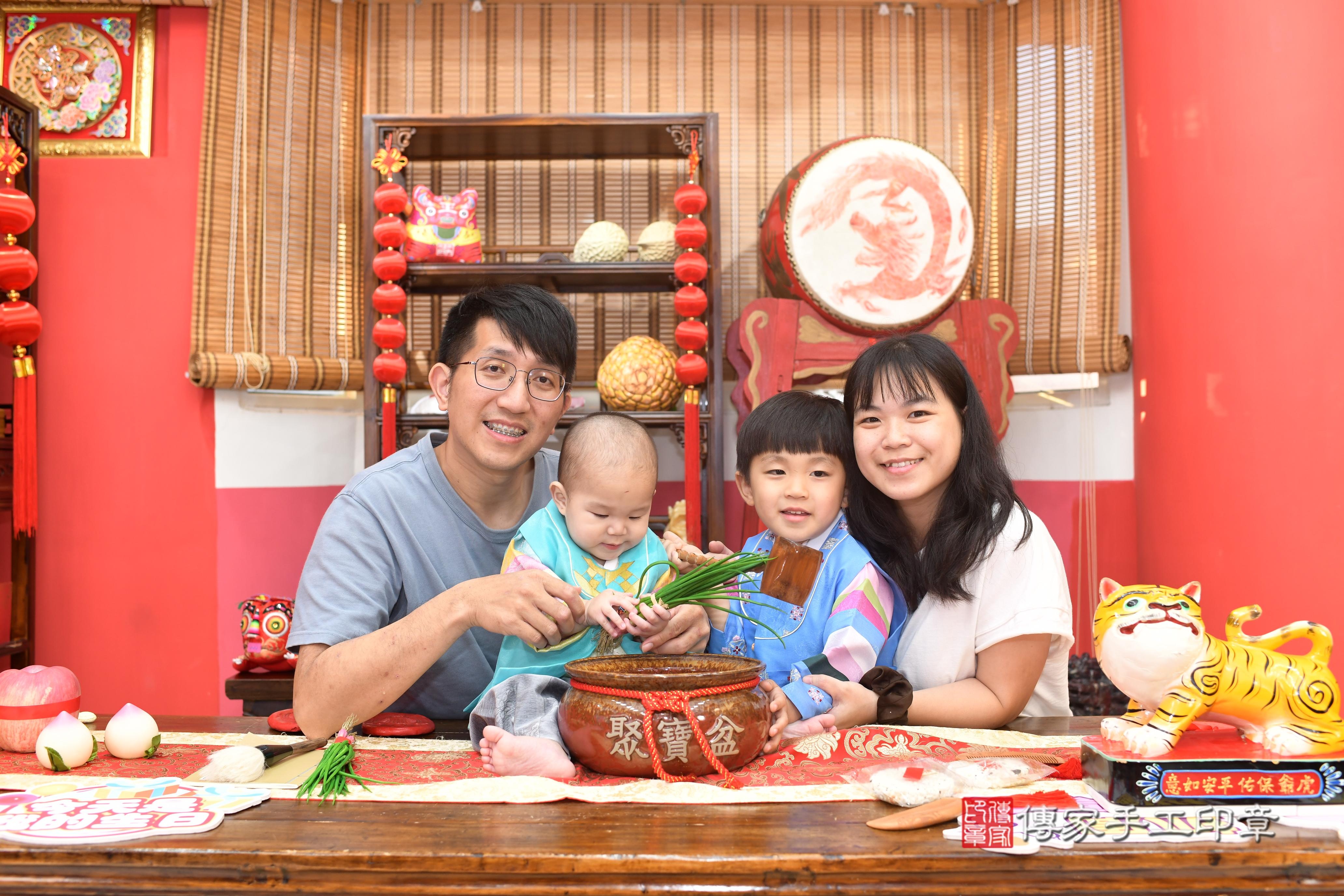 傳家手工印章高雄店、抓周、度脺、中國風會場、傳家嬰兒古禮、吉祥話、抓周道具物品24種、拍照。抓周證書。寶寶抓周、滿周歲、生日快樂、祝福 傳家手工印章高雄店、抓周、度脺、中國風會場、傳家嬰兒古禮、吉祥話、抓周道具物品24種、拍照。抓周證書。寶寶抓周、滿周歲、生日快樂、祝福