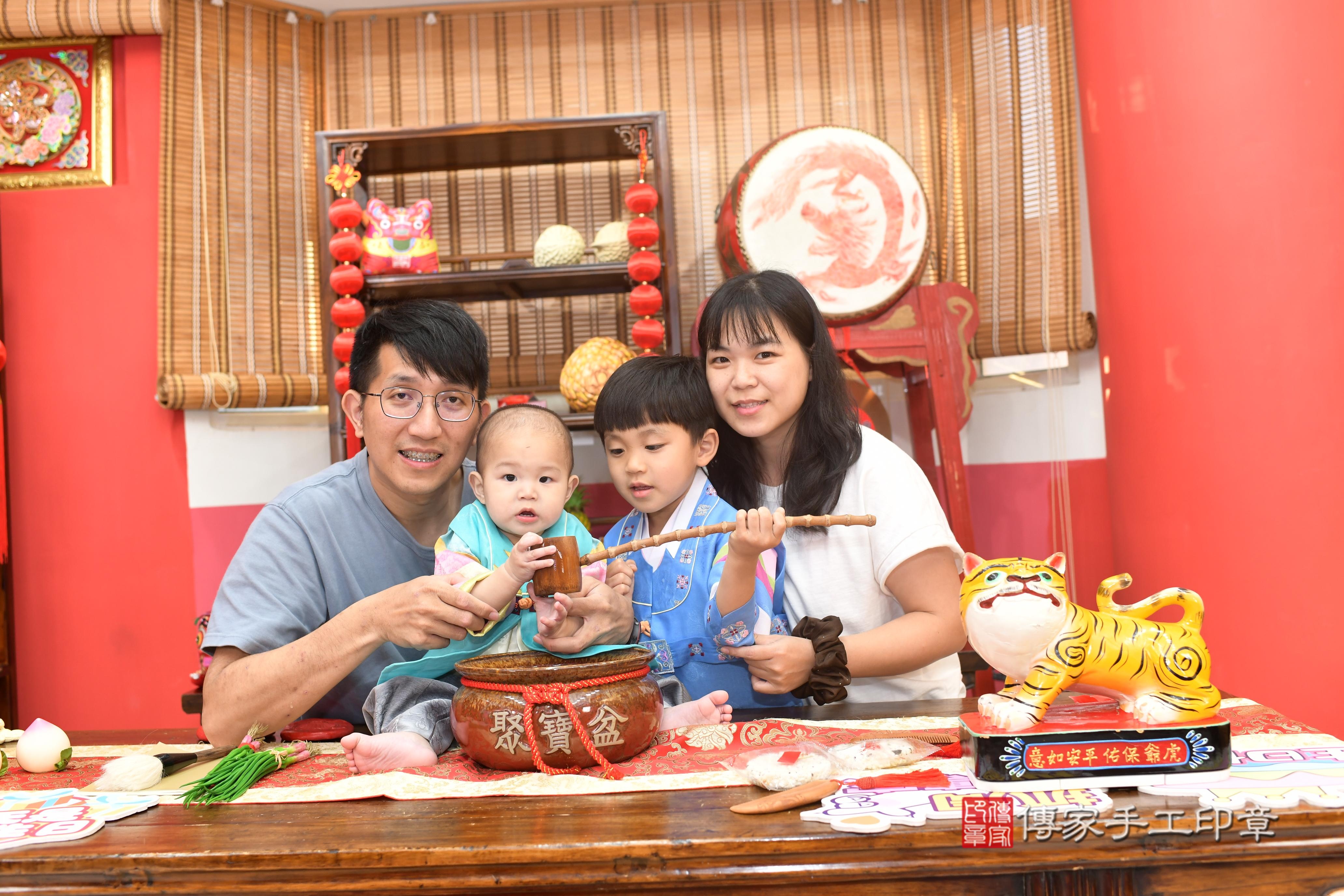 傳家手工印章高雄店、抓周、度脺、中國風會場、傳家嬰兒古禮、吉祥話、抓周道具物品24種、拍照。抓周證書。寶寶抓周、滿周歲、生日快樂、祝福 傳家手工印章高雄店、抓周、度脺、中國風會場、傳家嬰兒古禮、吉祥話、抓周道具物品24種、拍照。抓周證書。寶寶抓周、滿周歲、生日快樂、祝福