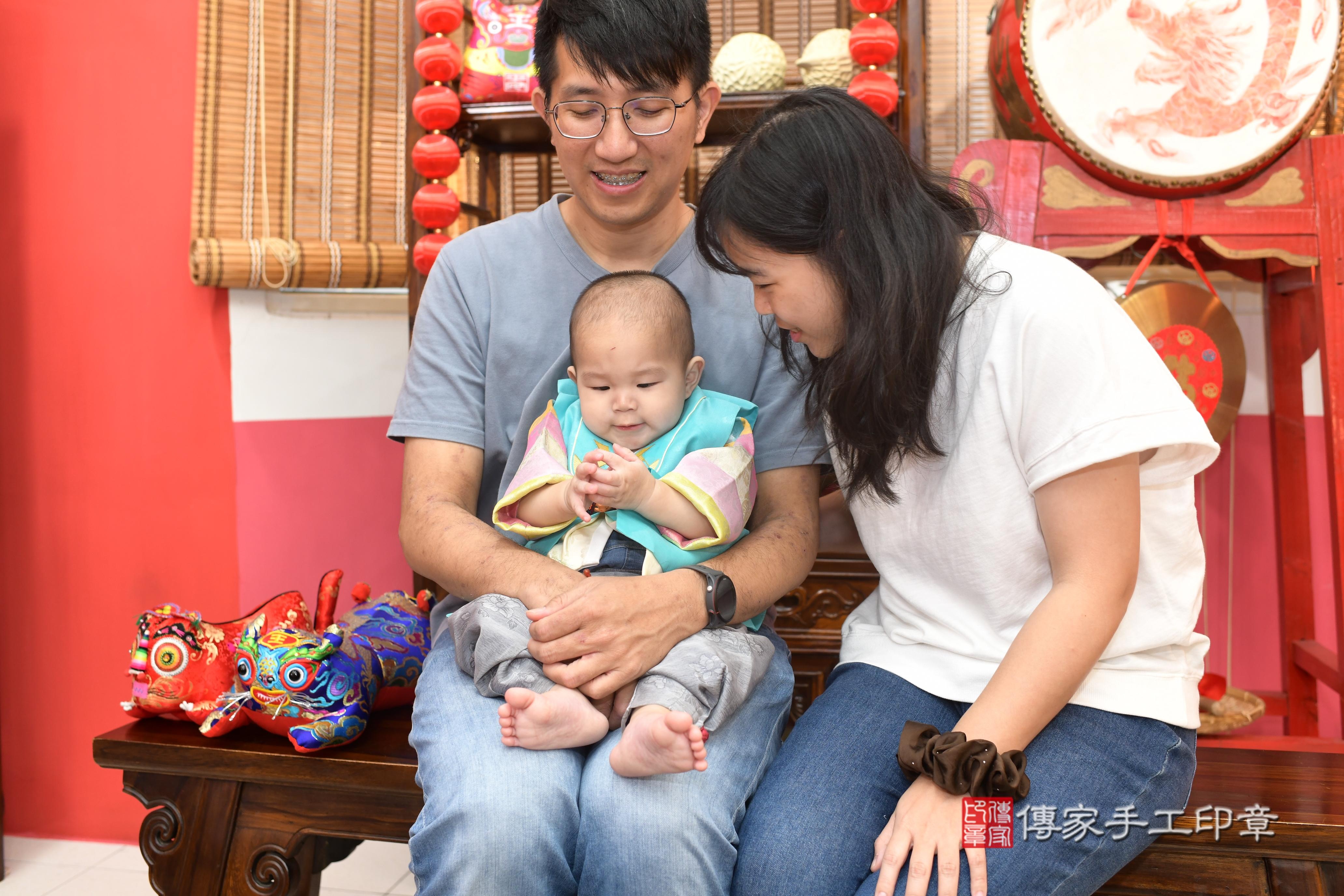 傳家手工印章高雄店、抓周、度脺、中國風會場、傳家嬰兒古禮、吉祥話、抓周道具物品24種、拍照。抓周證書。寶寶抓周、滿周歲、生日快樂、祝福 傳家手工印章高雄店、抓周、度脺、中國風會場、傳家嬰兒古禮、吉祥話、抓周道具物品24種、拍照。抓周證書。寶寶抓周、滿周歲、生日快樂、祝福