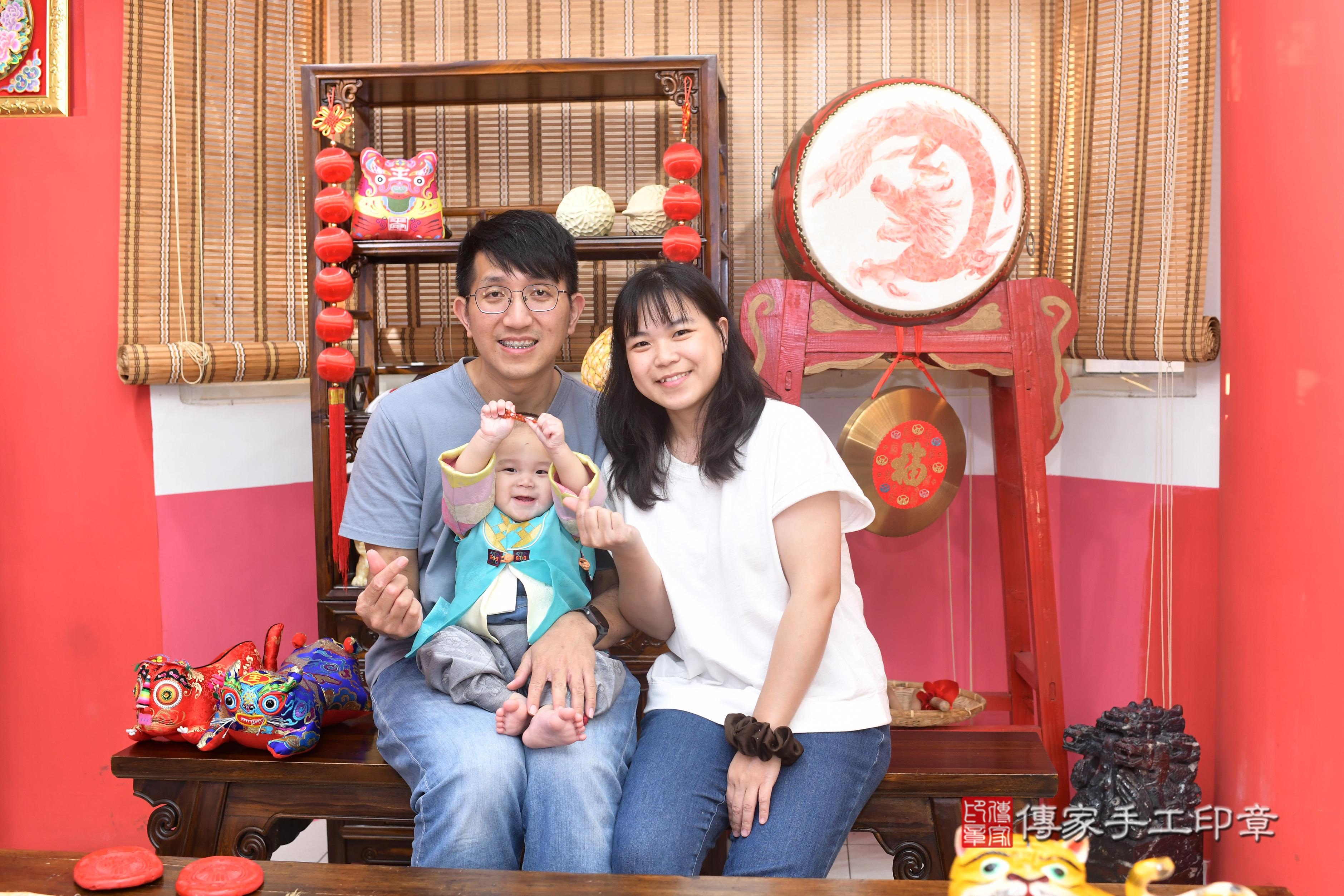 傳家手工印章高雄店、抓周、度脺、中國風會場、傳家嬰兒古禮、吉祥話、抓周道具物品24種、拍照。抓周證書。寶寶抓周、滿周歲、生日快樂、祝福 傳家手工印章高雄店、抓周、度脺、中國風會場、傳家嬰兒古禮、吉祥話、抓周道具物品24種、拍照。抓周證書。寶寶抓周、滿周歲、生日快樂、祝福