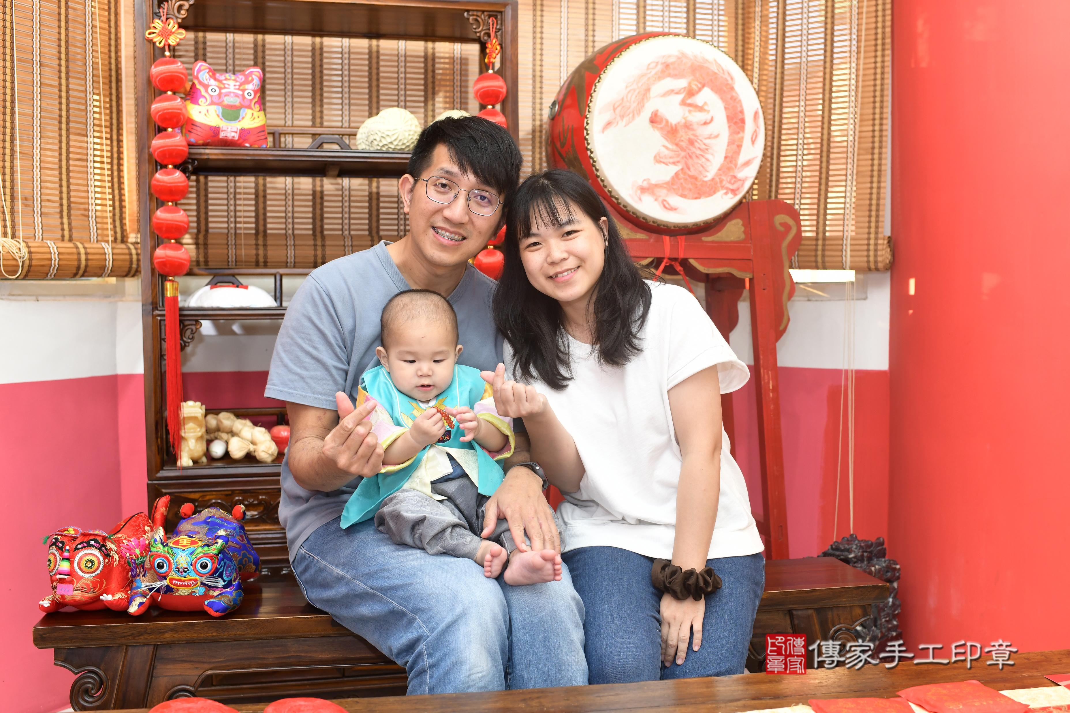 傳家手工印章高雄店、抓周、度脺、中國風會場、傳家嬰兒古禮、吉祥話、抓周道具物品24種、拍照。抓周證書。寶寶抓周、滿周歲、生日快樂、祝福 傳家手工印章高雄店、抓周、度脺、中國風會場、傳家嬰兒古禮、吉祥話、抓周道具物品24種、拍照。抓周證書。寶寶抓周、滿周歲、生日快樂、祝福