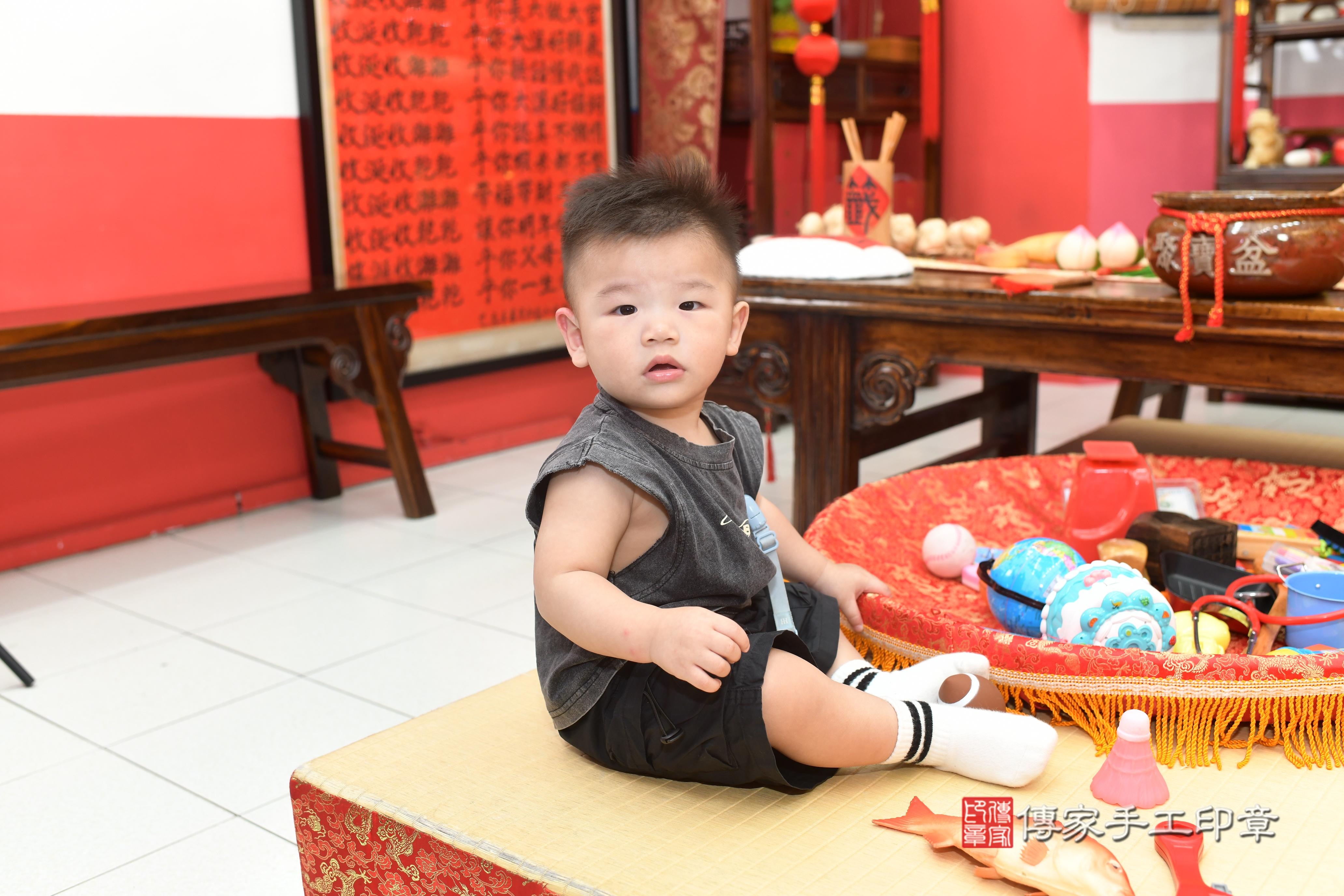 傳家手工印章高雄店、抓周、度脺、中國風會場、傳家嬰兒古禮、吉祥話、抓周道具物品24種、拍照。抓周證書。寶寶抓周、滿周歲、生日快樂、祝福