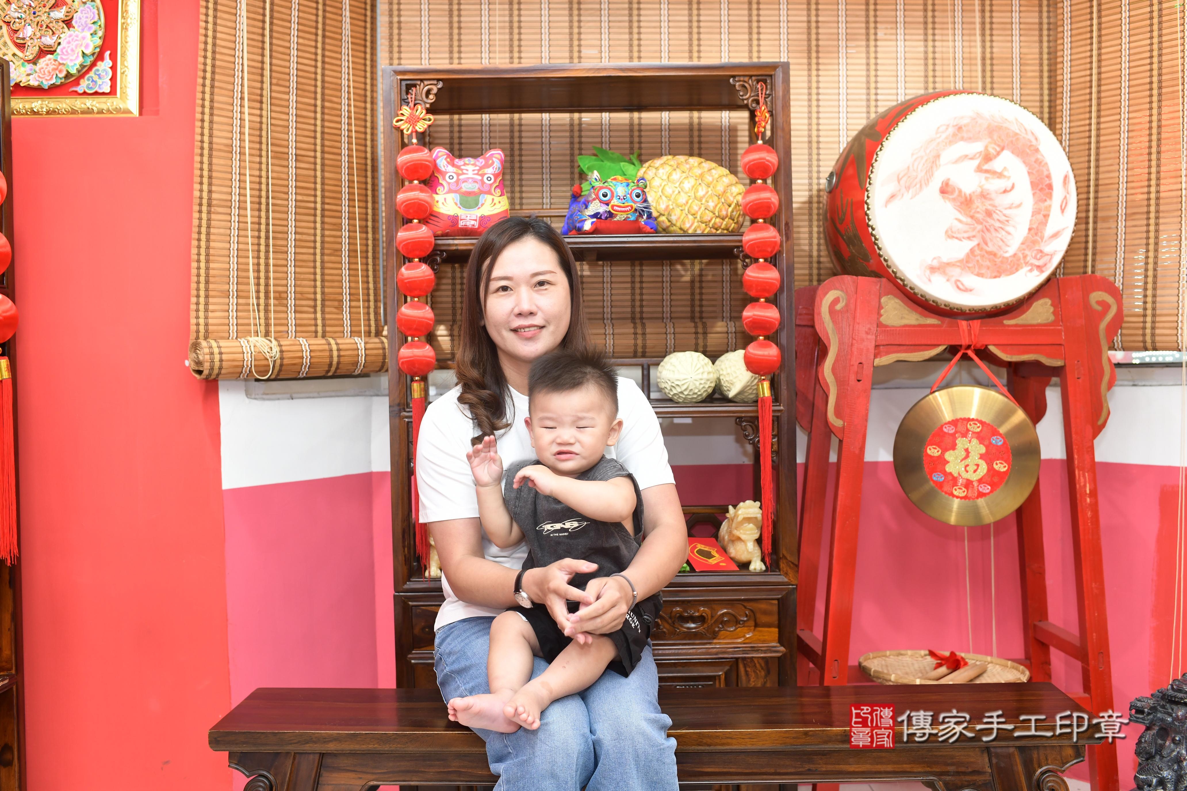 傳家手工印章高雄店、抓周、度脺、中國風會場、傳家嬰兒古禮、吉祥話、抓周道具物品24種、拍照。抓周證書。寶寶抓周、滿周歲、生日快樂、祝福 傳家手工印章高雄店、抓周、度脺、中國風會場、傳家嬰兒古禮、吉祥話、抓周道具物品24種、拍照。抓周證書。寶寶抓周、滿周歲、生日快樂、祝福