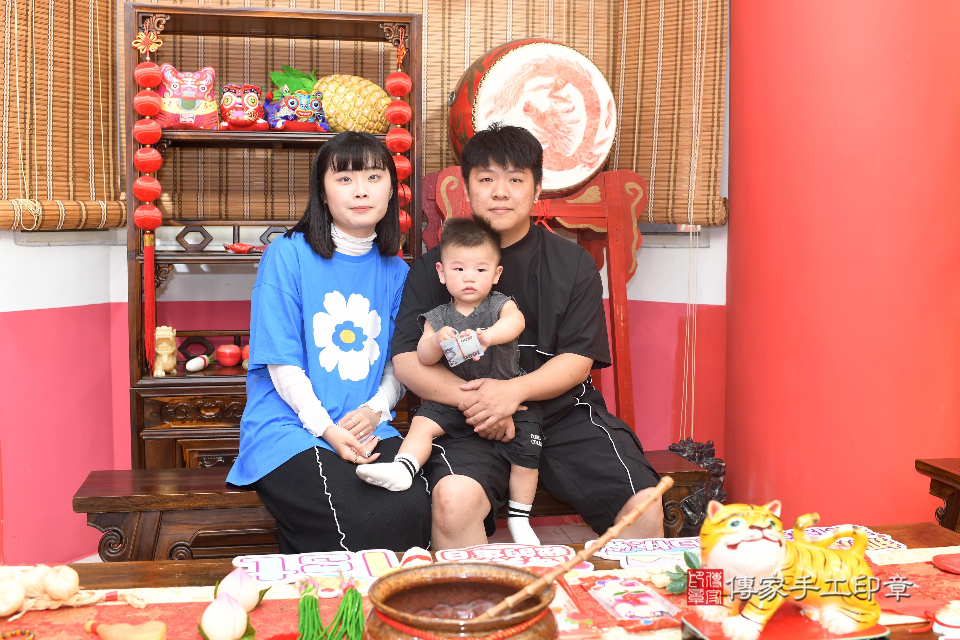 傳家手工印章高雄店、抓周、度脺、中國風會場、傳家嬰兒古禮、吉祥話、抓周道具物品24種、拍照。抓周證書。寶寶抓周、滿周歲、生日快樂、祝福 傳家手工印章高雄店、抓周、度脺、中國風會場、傳家嬰兒古禮、吉祥話、抓周道具物品24種、拍照。抓周證書。寶寶抓周、滿周歲、生日快樂、祝福