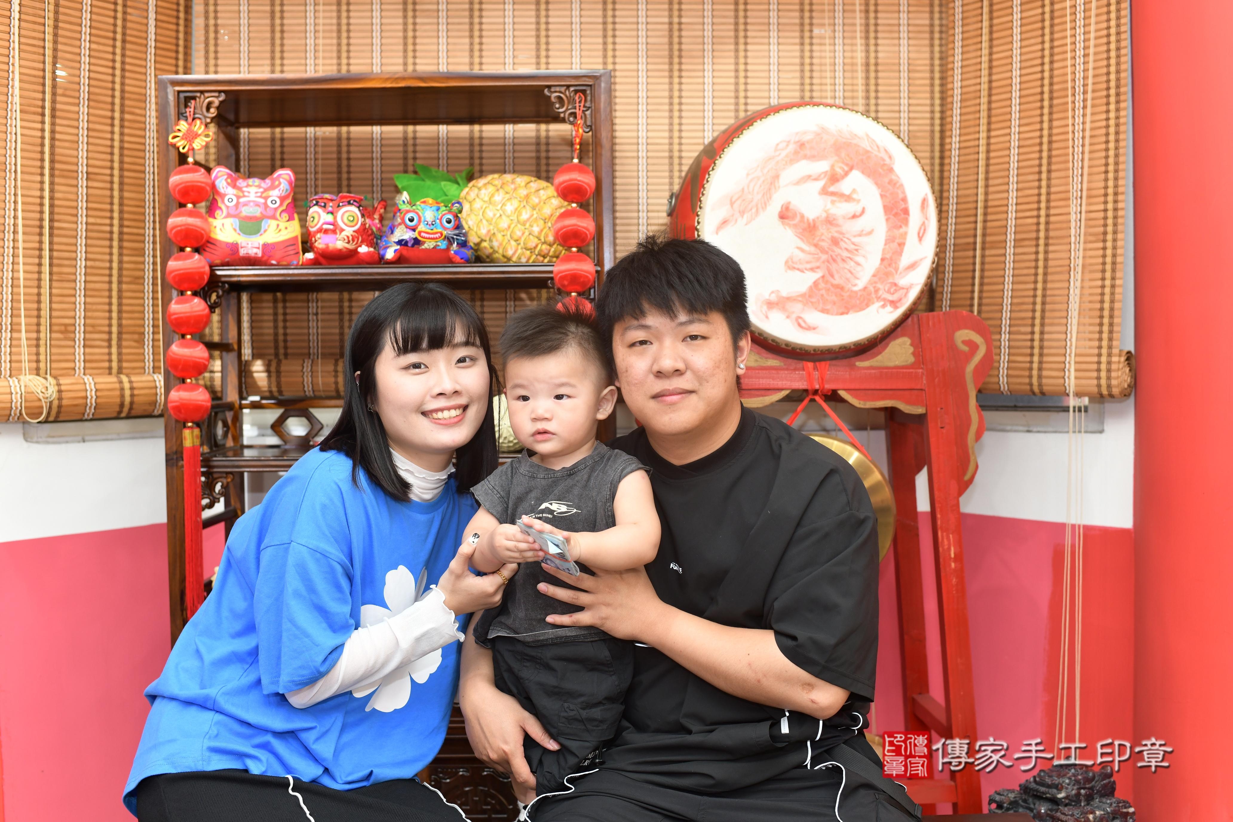 傳家手工印章高雄店、抓周、度脺、中國風會場、傳家嬰兒古禮、吉祥話、抓周道具物品24種、拍照。抓周證書。寶寶抓周、滿周歲、生日快樂、祝福 傳家手工印章高雄店、抓周、度脺、中國風會場、傳家嬰兒古禮、吉祥話、抓周道具物品24種、拍照。抓周證書。寶寶抓周、滿周歲、生日快樂、祝福