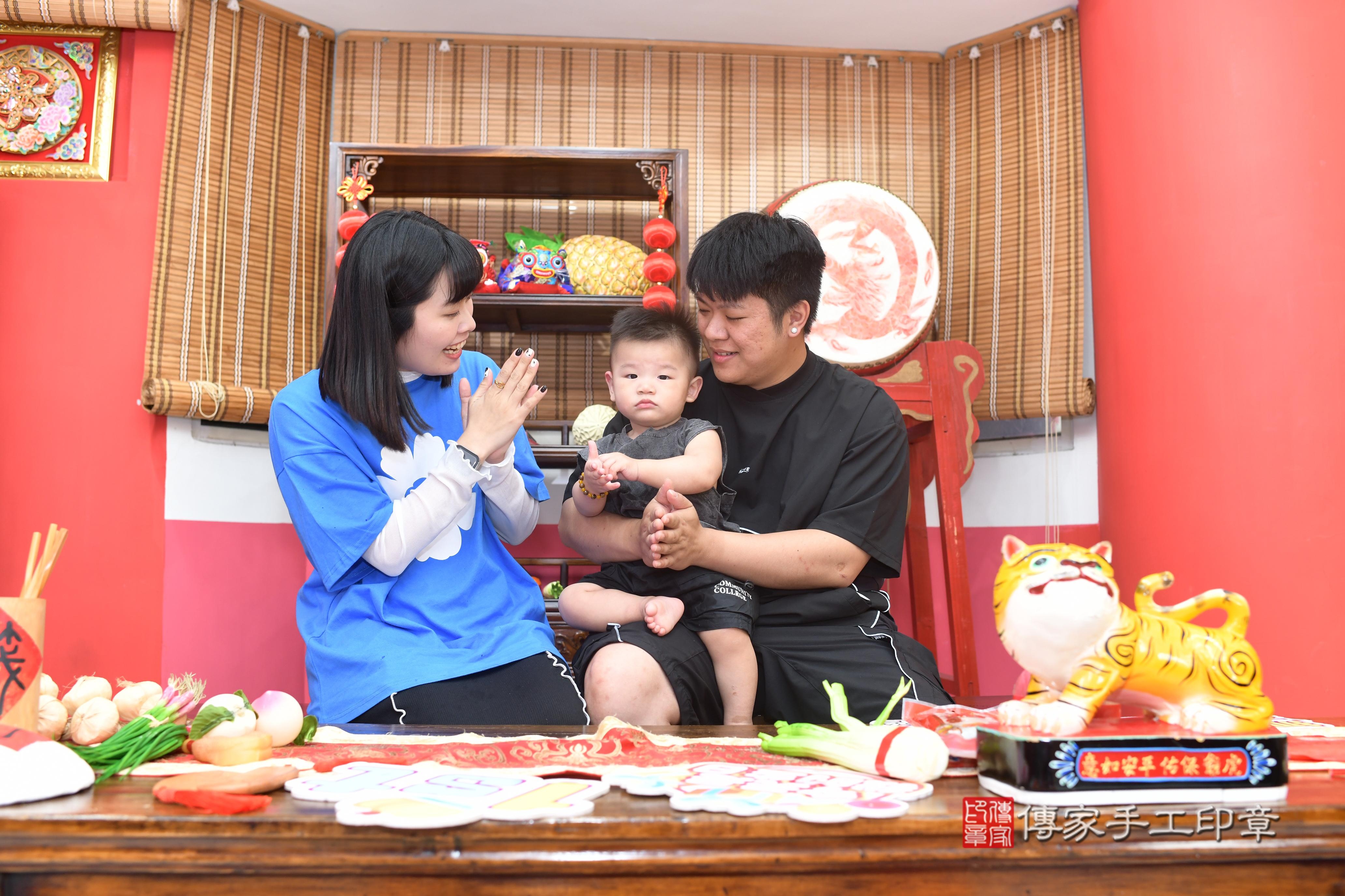 傳家手工印章高雄店、抓周、度脺、中國風會場、傳家嬰兒古禮、吉祥話、抓周道具物品24種、拍照。抓周證書。寶寶抓周、滿周歲、生日快樂、祝福 傳家手工印章高雄店、抓周、度脺、中國風會場、傳家嬰兒古禮、吉祥話、抓周道具物品24種、拍照。抓周證書。寶寶抓周、滿周歲、生日快樂、祝福