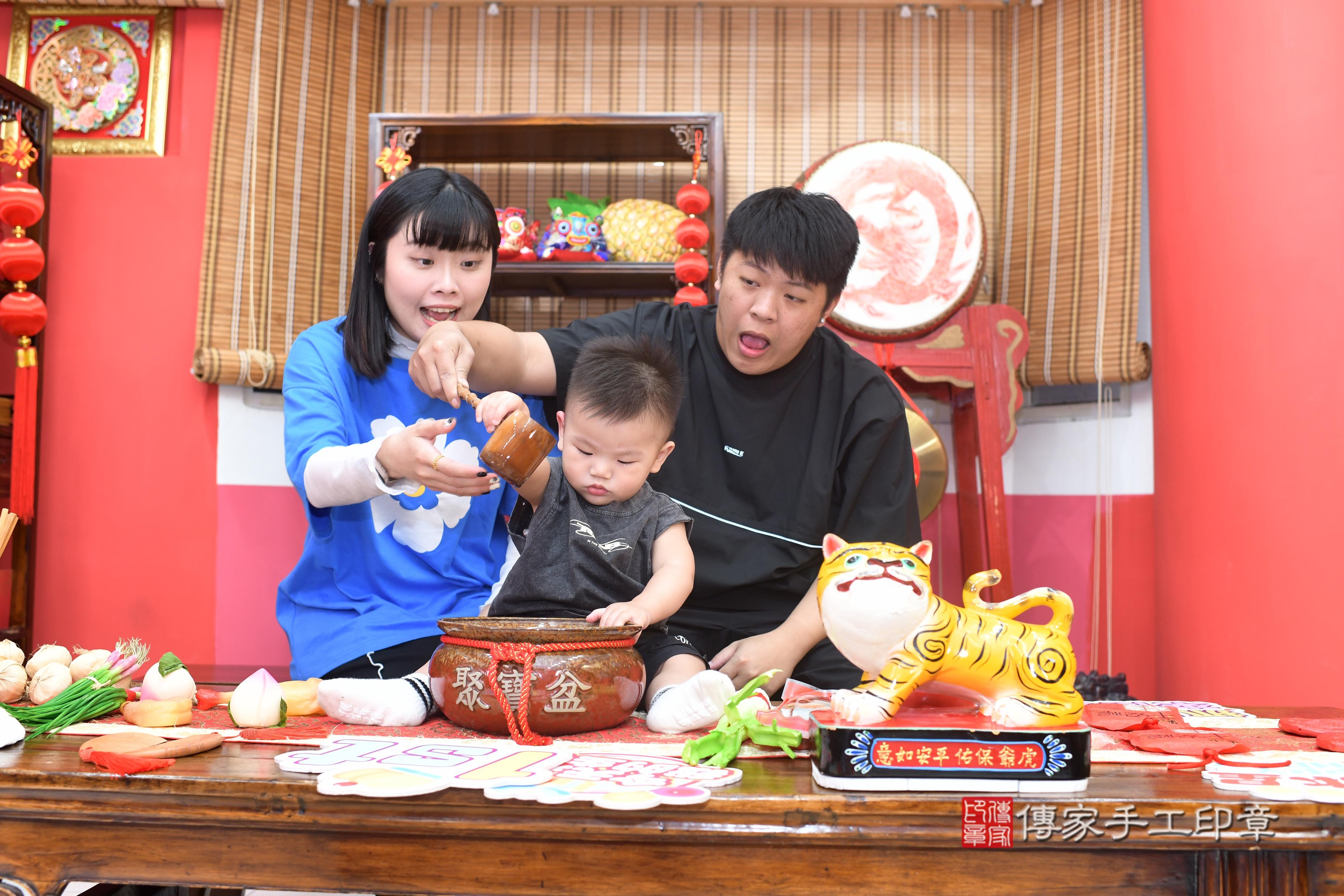 傳家手工印章高雄店、抓周、度脺、中國風會場、傳家嬰兒古禮、吉祥話、抓周道具物品24種、拍照。抓周證書。寶寶抓周、滿周歲、生日快樂、祝福 傳家手工印章高雄店、抓周、度脺、中國風會場、傳家嬰兒古禮、吉祥話、抓周道具物品24種、拍照。抓周證書。寶寶抓周、滿周歲、生日快樂、祝福