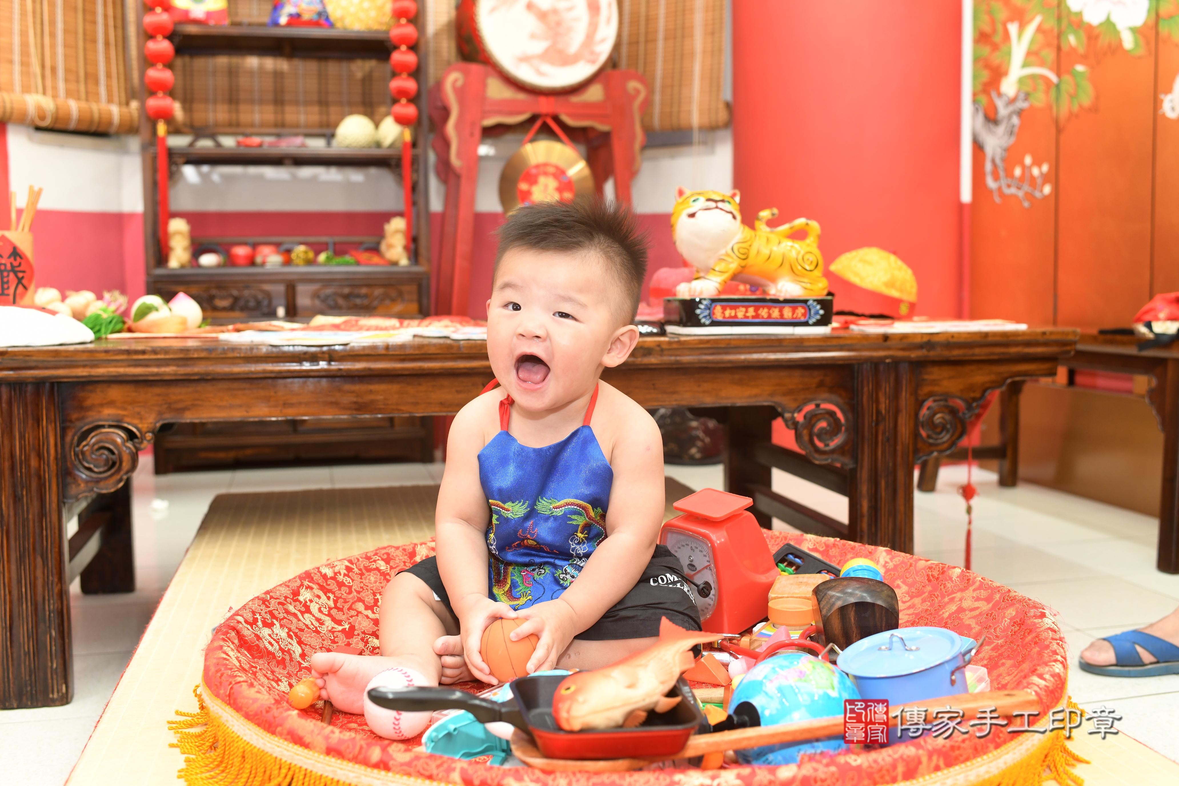 傳家手工印章高雄店、抓周、度脺、中國風會場、傳家嬰兒古禮、吉祥話、抓周道具物品24種、拍照。抓周證書。寶寶抓周、滿周歲、生日快樂、祝福 傳家手工印章高雄店、抓周、度脺、中國風會場、傳家嬰兒古禮、吉祥話、抓周道具物品24種、拍照。抓周證書。寶寶抓周、滿周歲、生日快樂、祝福