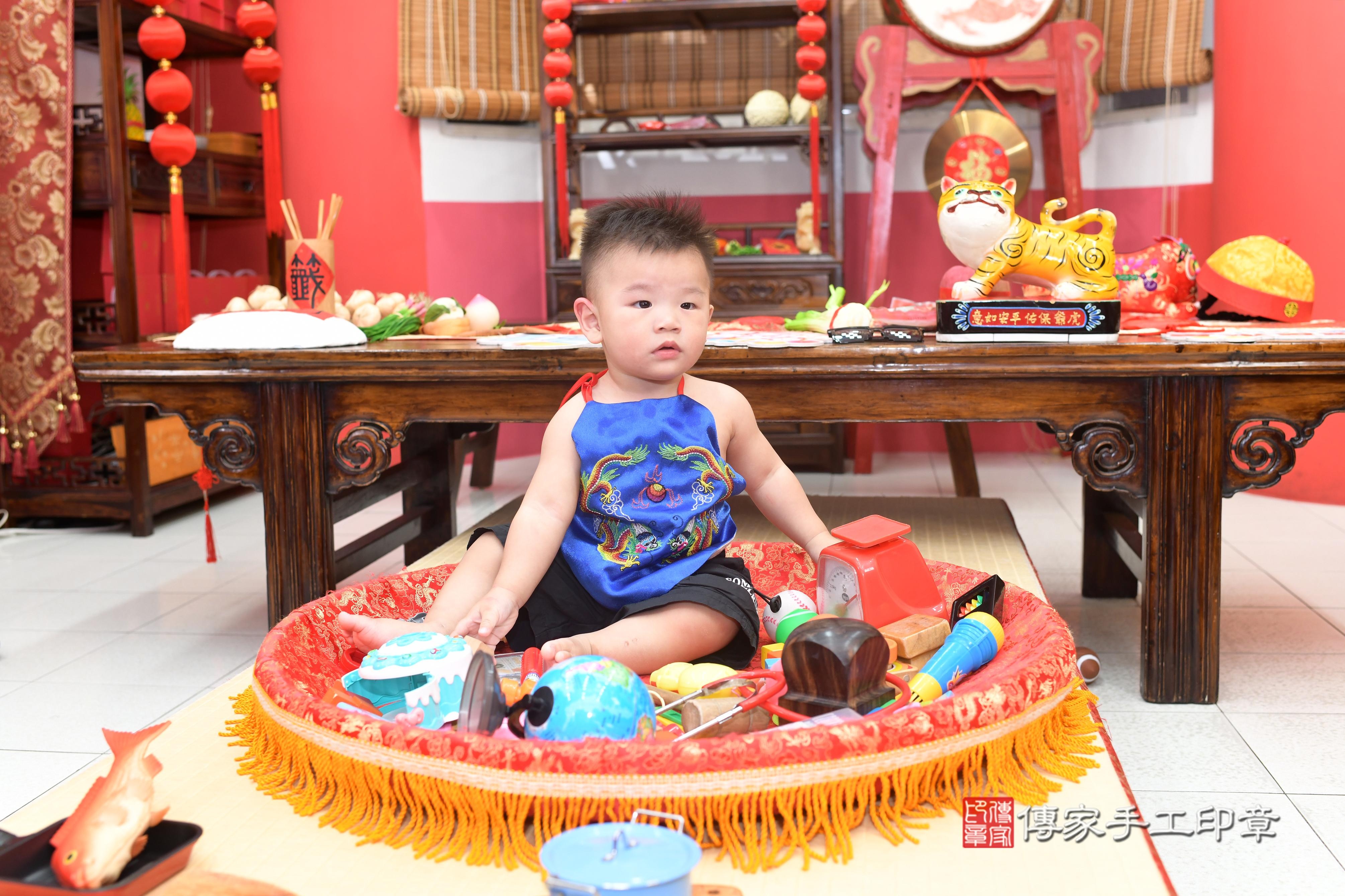 傳家手工印章高雄店、抓周、度脺、中國風會場、傳家嬰兒古禮、吉祥話、抓周道具物品24種、拍照。抓周證書。寶寶抓周、滿周歲、生日快樂、祝福 傳家手工印章高雄店、抓周、度脺、中國風會場、傳家嬰兒古禮、吉祥話、抓周道具物品24種、拍照。抓周證書。寶寶抓周、滿周歲、生日快樂、祝福