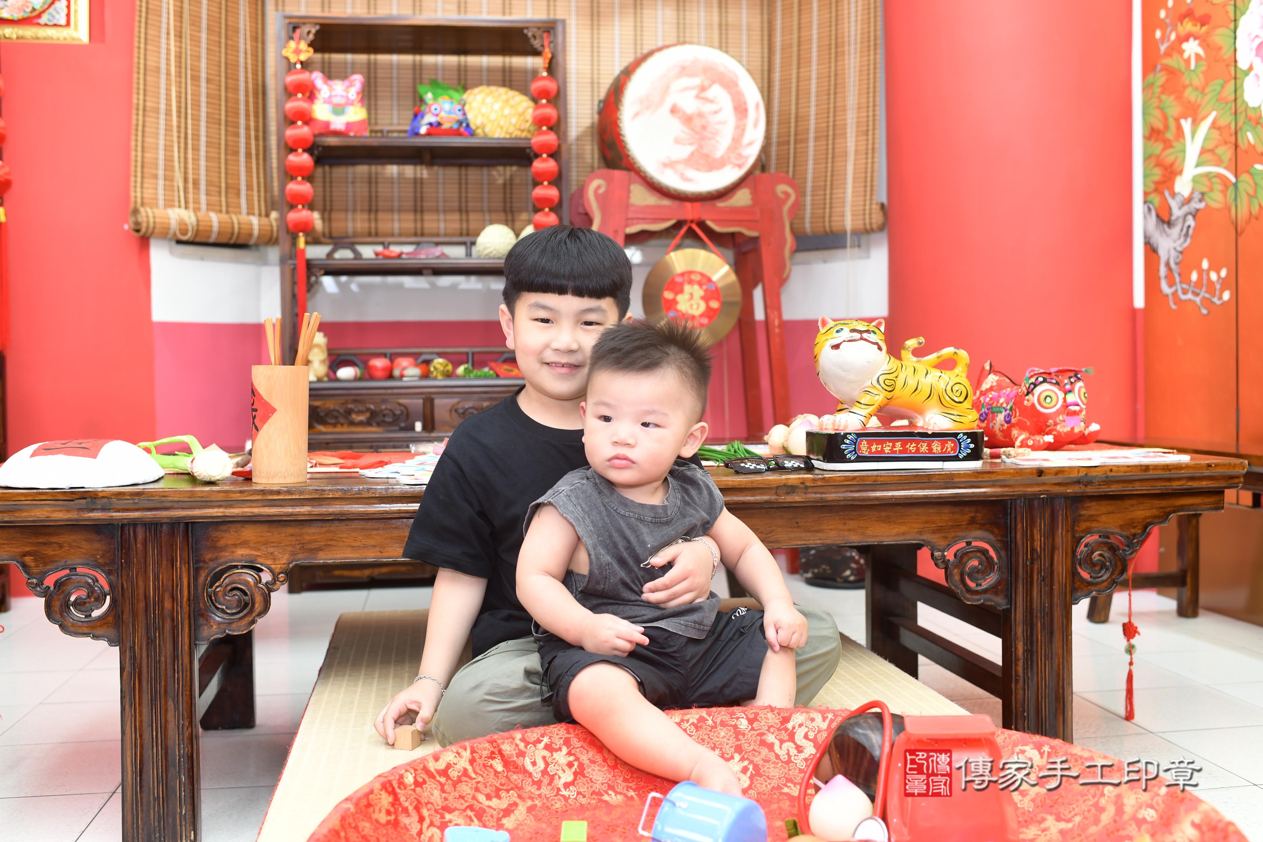 傳家手工印章高雄店、抓周、度脺、中國風會場、傳家嬰兒古禮、吉祥話、抓周道具物品24種、拍照。抓周證書。寶寶抓周、滿周歲、生日快樂、祝福 傳家手工印章高雄店、抓周、度脺、中國風會場、傳家嬰兒古禮、吉祥話、抓周道具物品24種、拍照。抓周證書。寶寶抓周、滿周歲、生日快樂、祝福