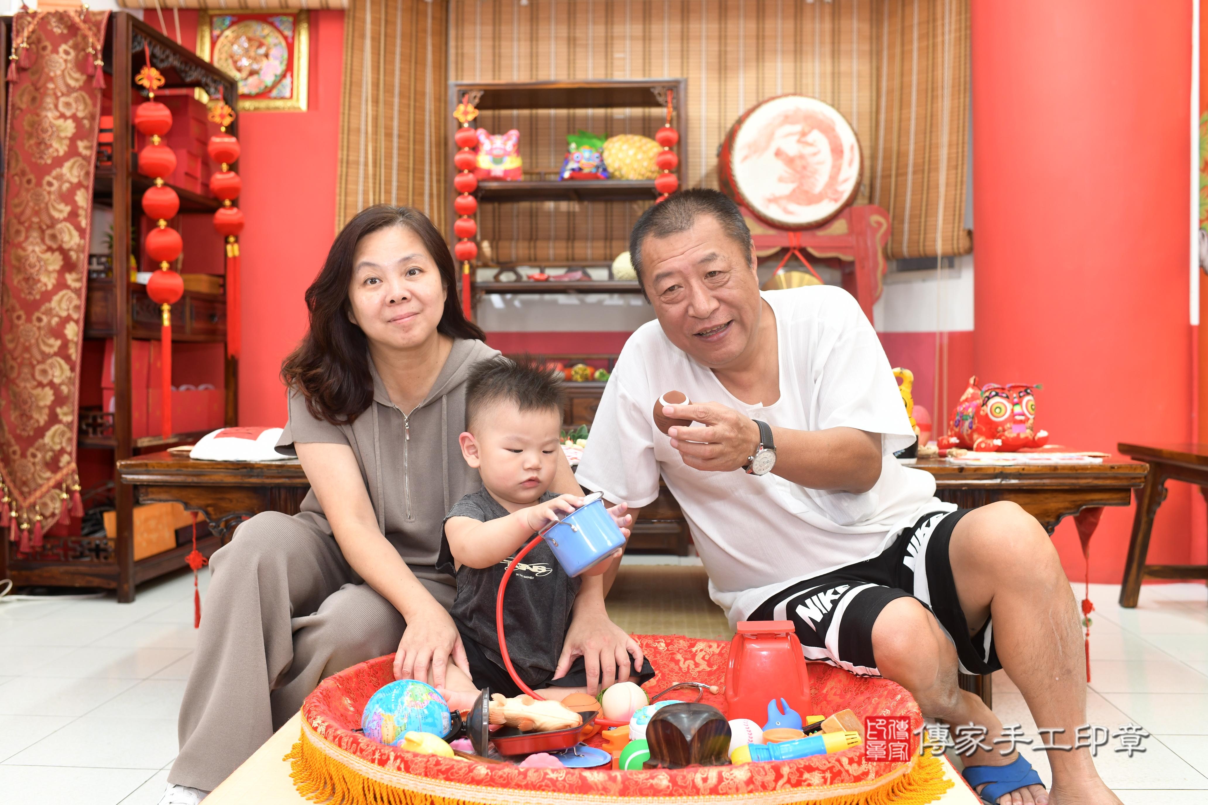 傳家手工印章高雄店、抓周、度脺、中國風會場、傳家嬰兒古禮、吉祥話、抓周道具物品24種、拍照。抓周證書。寶寶抓周、滿周歲、生日快樂、祝福 傳家手工印章高雄店、抓周、度脺、中國風會場、傳家嬰兒古禮、吉祥話、抓周道具物品24種、拍照。抓周證書。寶寶抓周、滿周歲、生日快樂、祝福