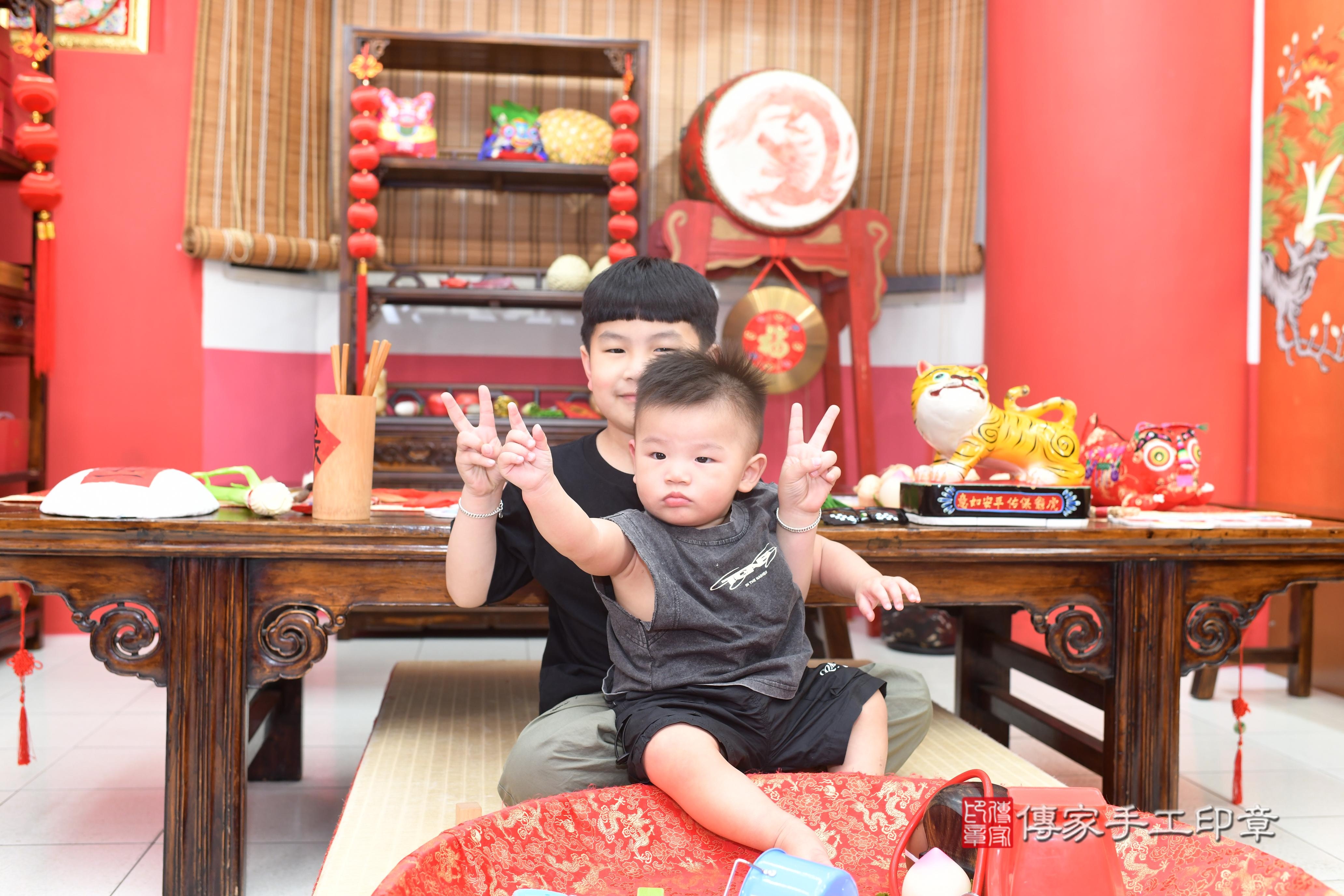 傳家手工印章高雄店、抓周、度脺、中國風會場、傳家嬰兒古禮、吉祥話、抓周道具物品24種、拍照。抓周證書。寶寶抓周、滿周歲、生日快樂、祝福 傳家手工印章高雄店、抓周、度脺、中國風會場、傳家嬰兒古禮、吉祥話、抓周道具物品24種、拍照。抓周證書。寶寶抓周、滿周歲、生日快樂、祝福