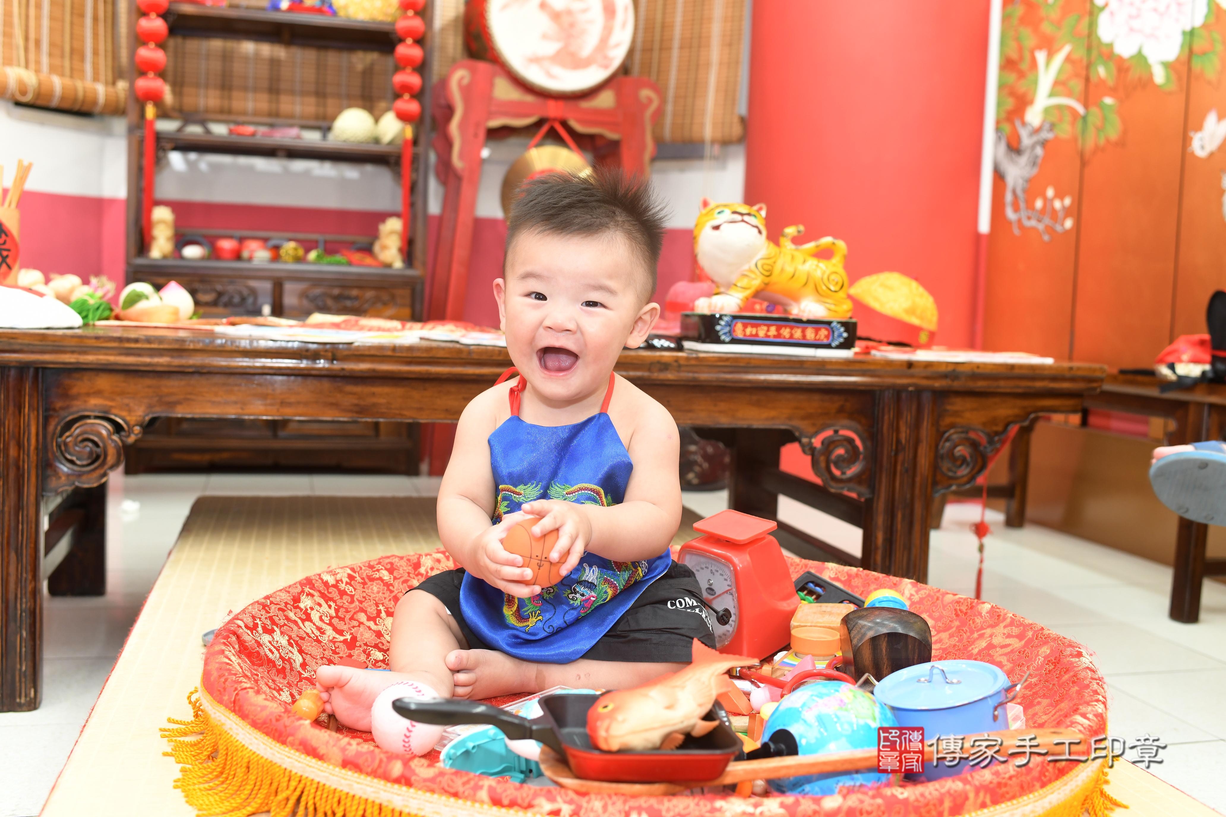 傳家手工印章高雄店、抓周、度脺、中國風會場、傳家嬰兒古禮、吉祥話、抓周道具物品24種、拍照。抓周證書。寶寶抓周、滿周歲、生日快樂、祝福 傳家手工印章高雄店、抓周、度脺、中國風會場、傳家嬰兒古禮、吉祥話、抓周道具物品24種、拍照。抓周證書。寶寶抓周、滿周歲、生日快樂、祝福