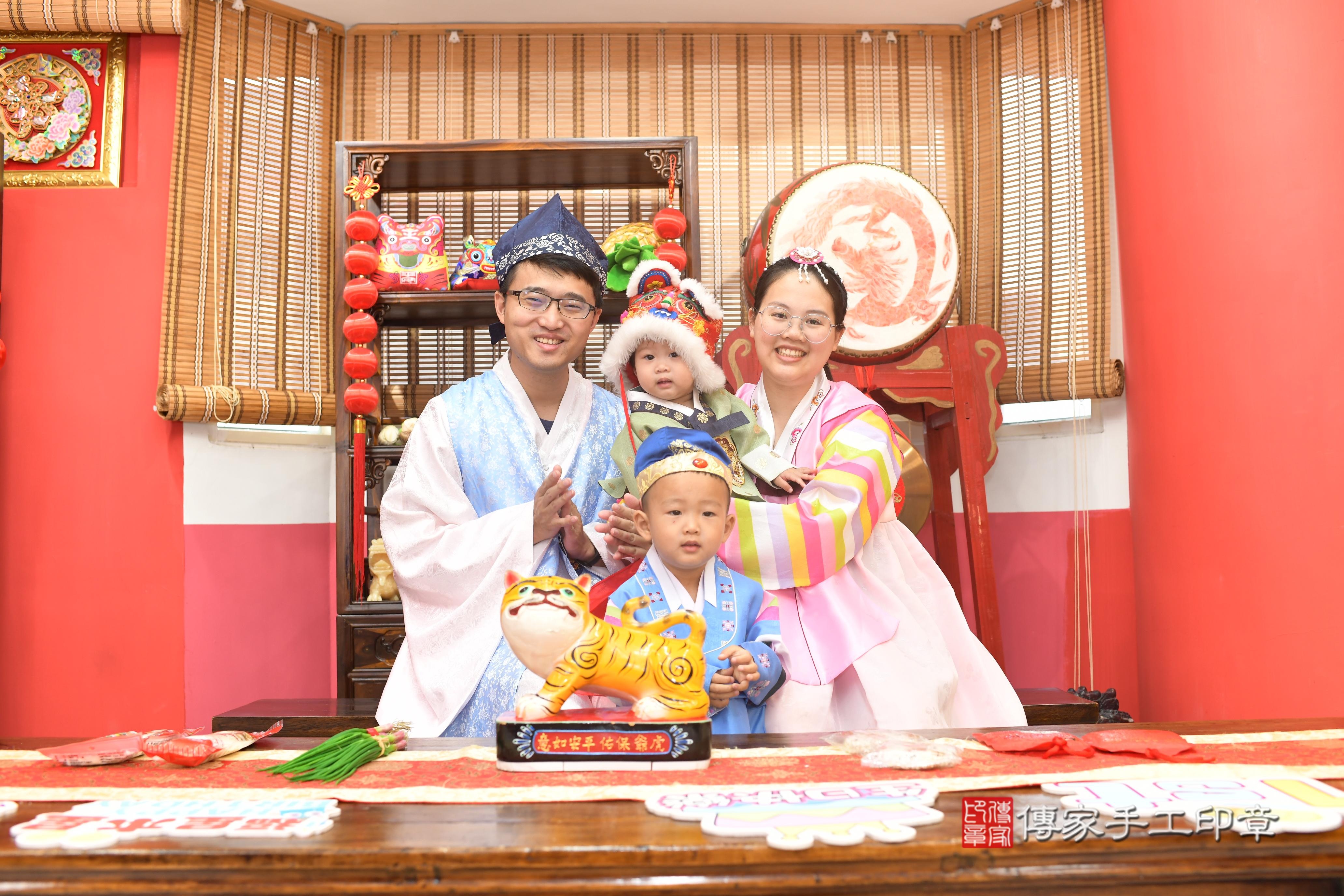 傳家手工印章高雄店、抓周、度脺、中國風會場、傳家嬰兒古禮、吉祥話、抓周道具物品24種、拍照。抓周證書。寶寶抓周、滿周歲、生日快樂、祝福 傳家手工印章高雄店、抓周、度脺、中國風會場、傳家嬰兒古禮、吉祥話、抓周道具物品24種、拍照。抓周證書。寶寶抓周、滿周歲、生日快樂、祝福