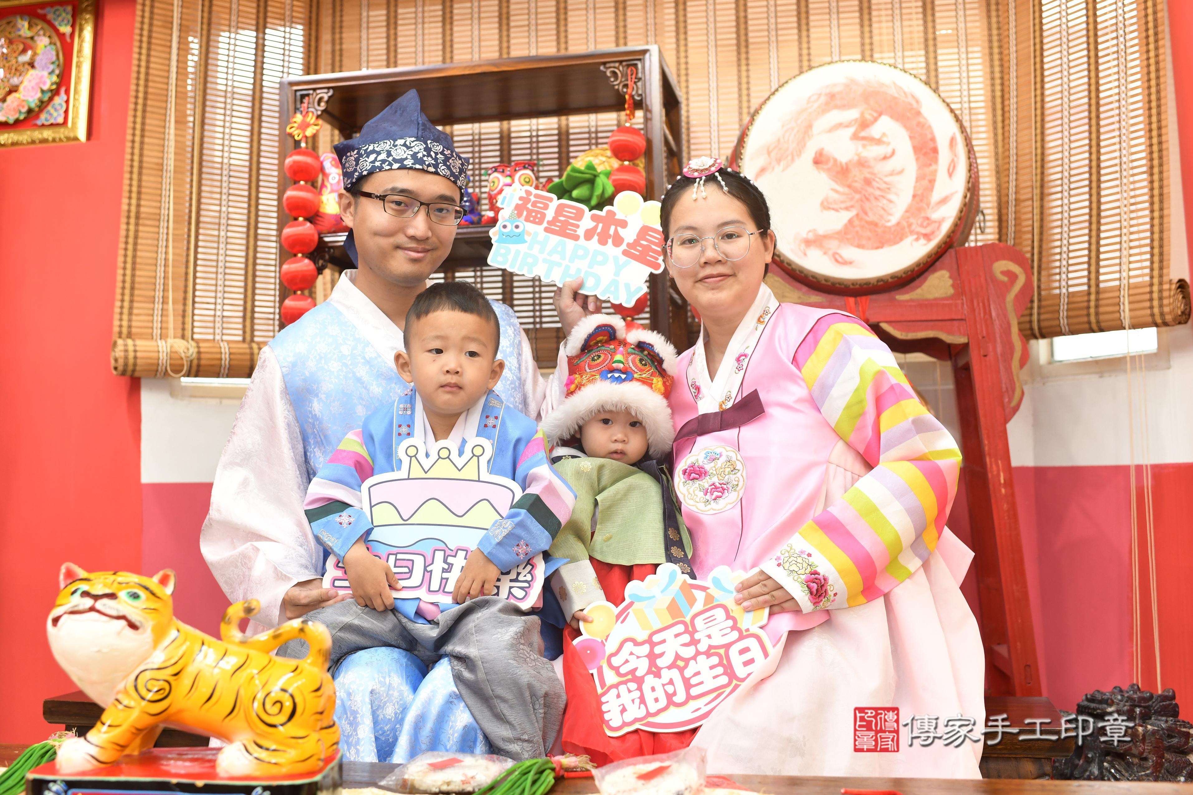 傳家手工印章高雄店、抓周、度脺、中國風會場、傳家嬰兒古禮、吉祥話、抓周道具物品24種、拍照。抓周證書。寶寶抓周、滿周歲、生日快樂、祝福 傳家手工印章高雄店、抓周、度脺、中國風會場、傳家嬰兒古禮、吉祥話、抓周道具物品24種、拍照。抓周證書。寶寶抓周、滿周歲、生日快樂、祝福