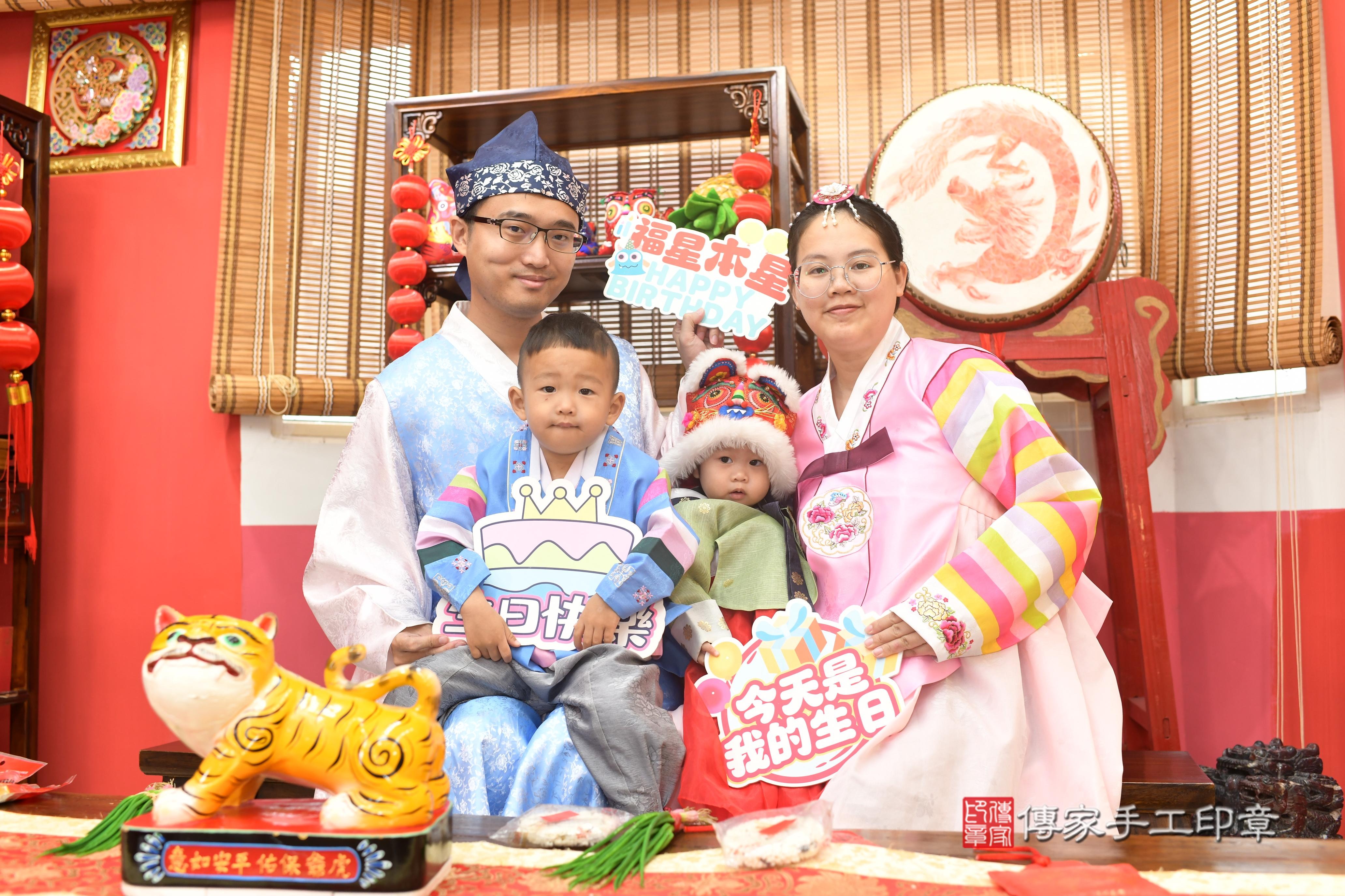 傳家手工印章高雄店、抓周、度脺、中國風會場、傳家嬰兒古禮、吉祥話、抓周道具物品24種、拍照。抓周證書。寶寶抓周、滿周歲、生日快樂、祝福 傳家手工印章高雄店、抓周、度脺、中國風會場、傳家嬰兒古禮、吉祥話、抓周道具物品24種、拍照。抓周證書。寶寶抓周、滿周歲、生日快樂、祝福